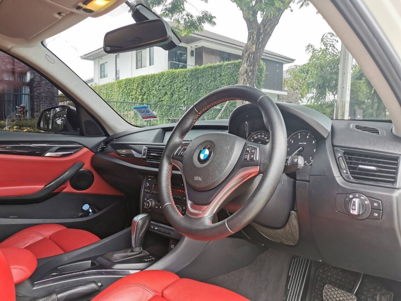 BMW X1 2.0I Sport สีขาวเบาะแดง ปี 2014