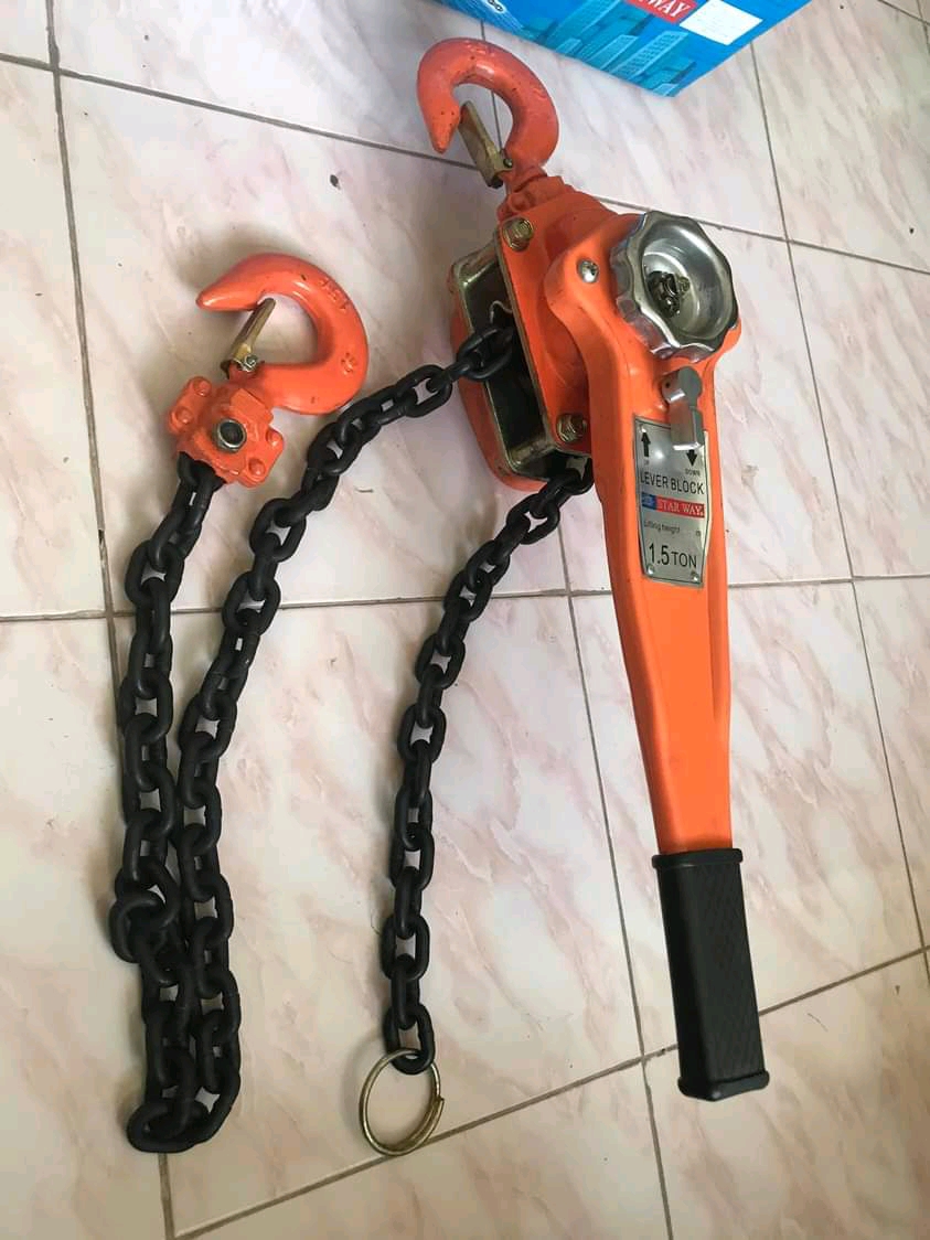 รอกโซ่มือโยก STARWAY ขนาด 1.5 ตัน โซ่ยาว 1.5 เมตร (กำมะลอ)