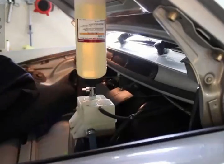 ชุดเปลี่ยนถ่ายน้ำมันเบรก