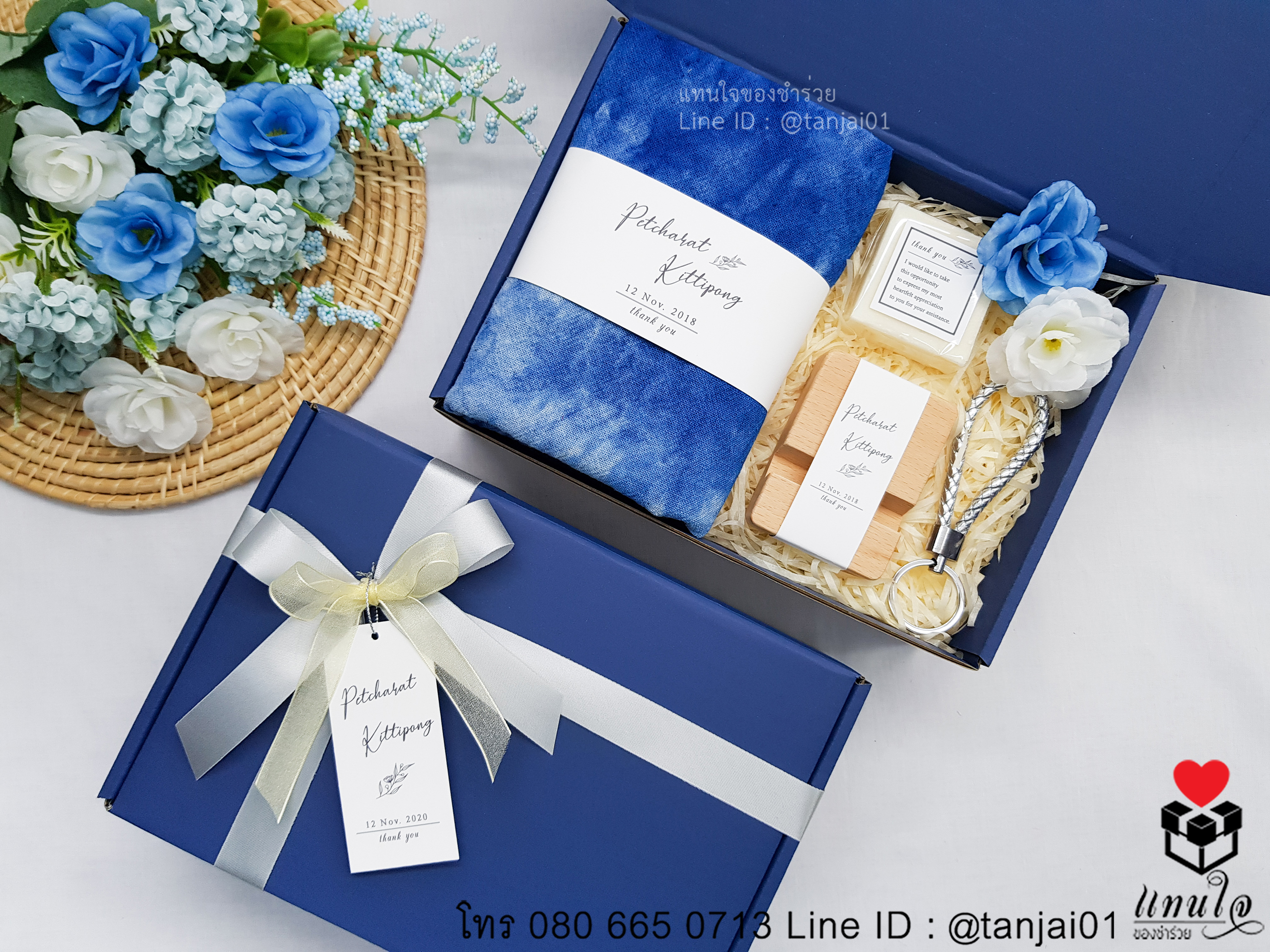 เซ็ตของรับไหว้ 4 ชิ้น ในกล่องสีน้ำเงินเข้ม ผ้าพันคอย้อมคราม สบู่น้ำนมข้าว ที่วางโทรศัพท์ไม้ พวงกุญแจหนังถัก ของรับไหว้ ธีมสีน้ำเงินเข้ม ธีมทะเล