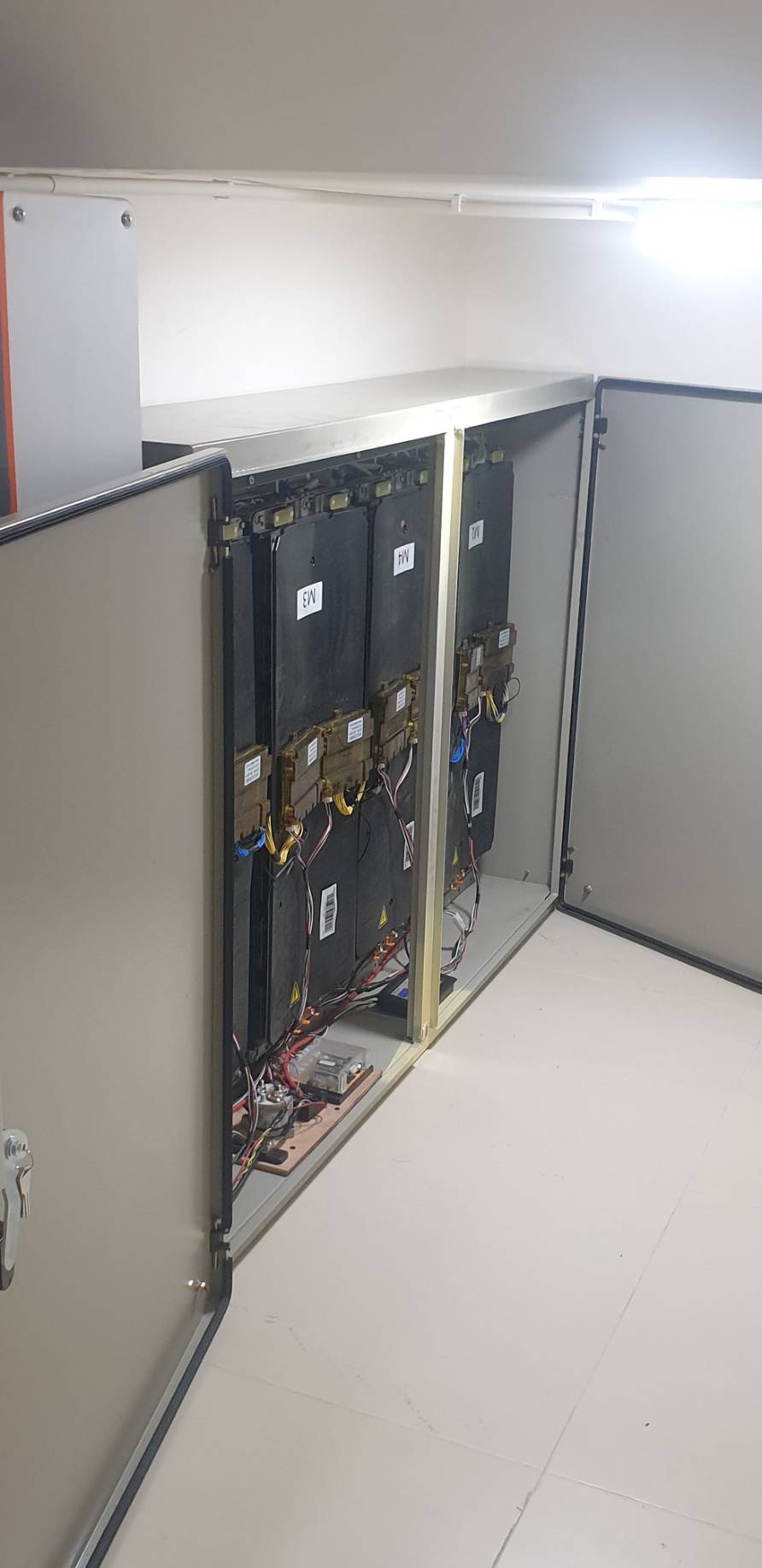 Growatt HV , ATESS HPS10000TL แบตเตอรี่ HV จากโรงงานงานราคาสูงเกินไป บ้านลิเธียม จัดการประกอบให้ 350v 400v 50kw 70kw 100kw