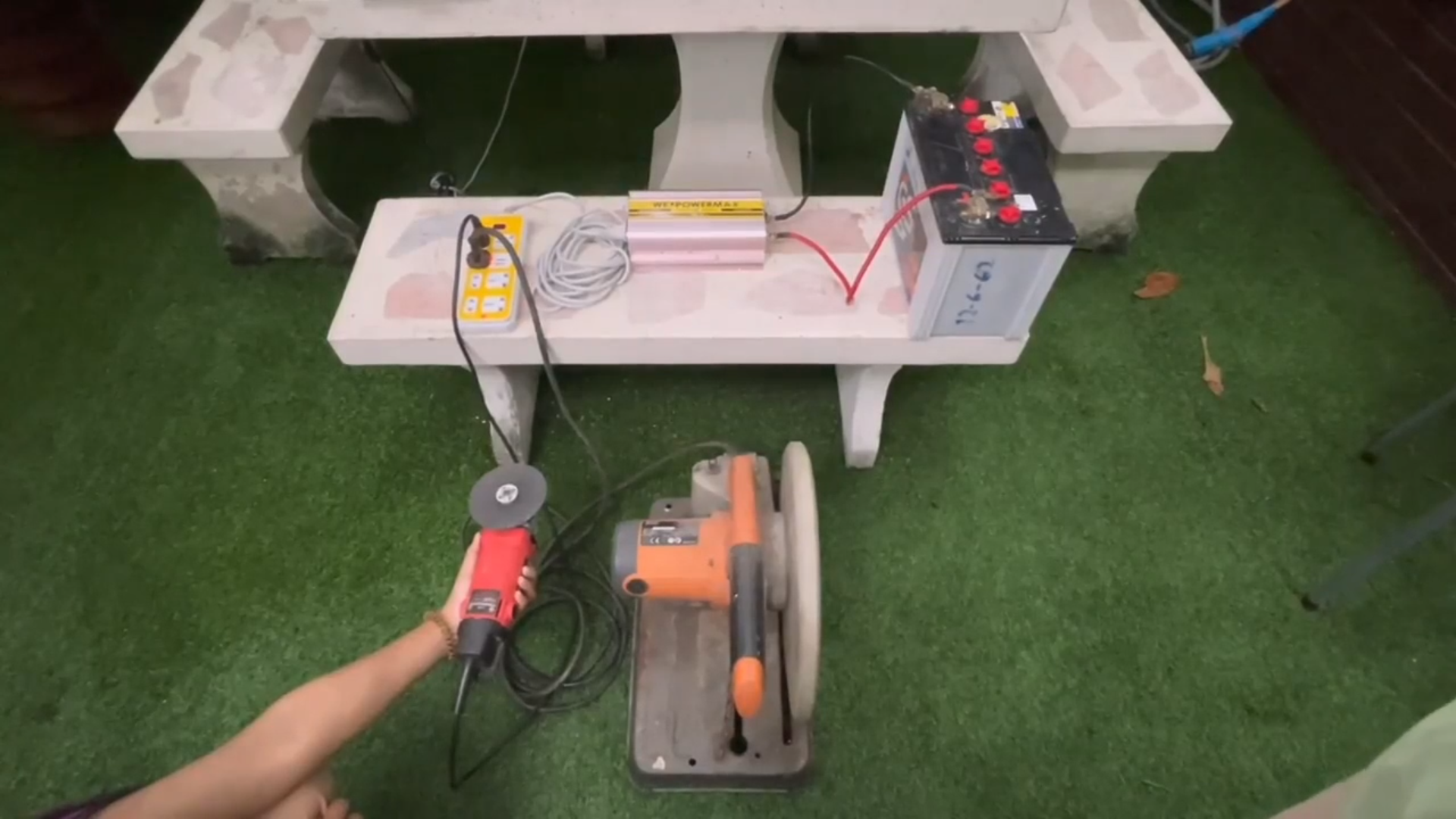 ตัวแปลงไฟ 12V เป็นไฟบ้าน 220V ขนาด 3,000W ยี่ห้อ WE POWER MAX