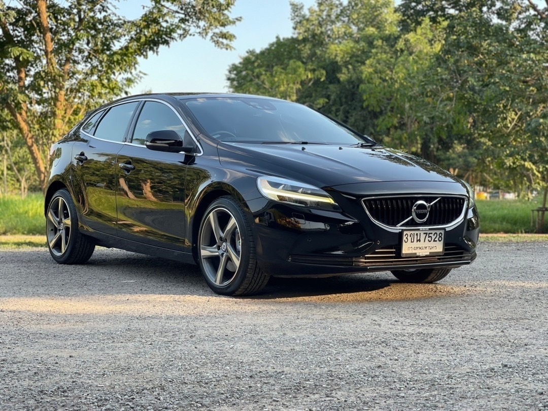 Volvo V40 T4 (Facelift) ปี 2016 จด 2017 สีดำ