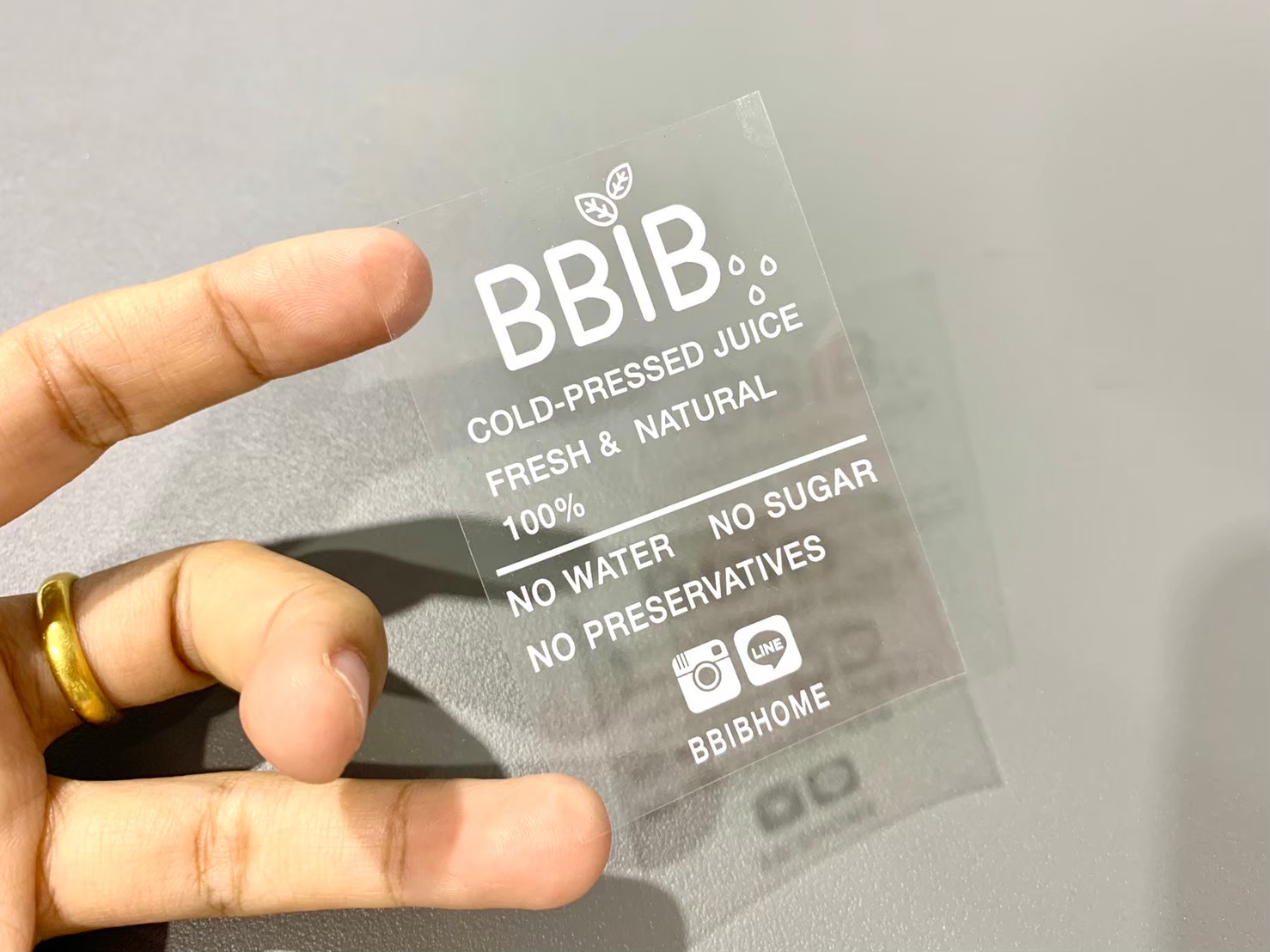 ฉลากสินค้าใสตัวหนังสือขาว สติ๊กเกอร์ใสพิมพ์สีขาว พิมพ์หมึกขาว