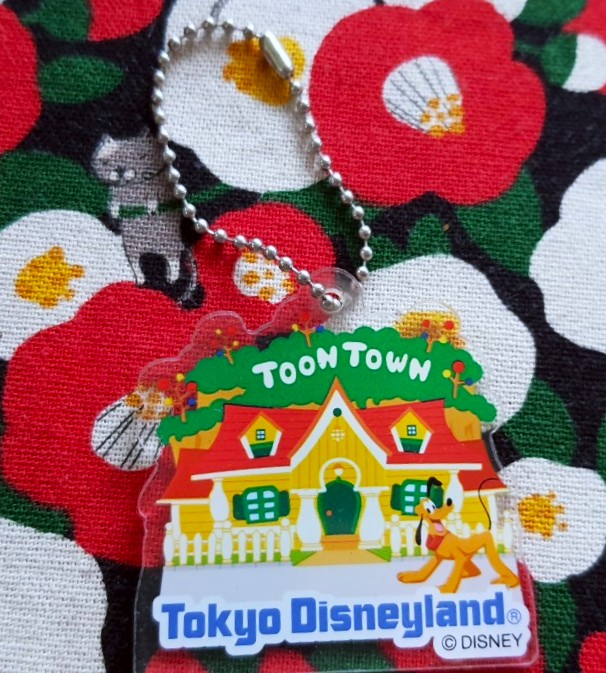 พวงกุญแจ โตเกียว ดิสนีย์แลนด์ Tokyo Disneyland Toon Town x KIRIN พลูโต ของแท้จากญี่ปุ่น Size : 5 cm