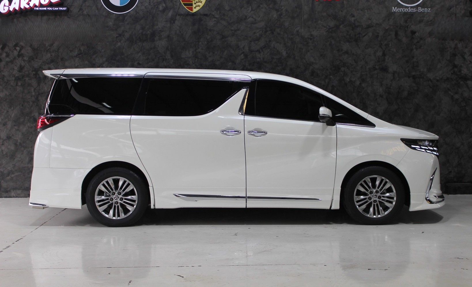 Toyota Alphard 30 hybrid X ปี 2017