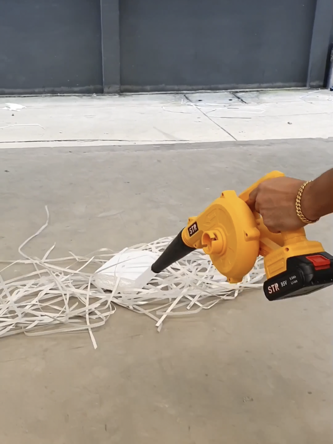 โบเวอร์ เป่าลม ดูดฝุ่น ใช้แบต ยี่ห้อ STR รุ่น 95V แถมแบต 2 ก้อน