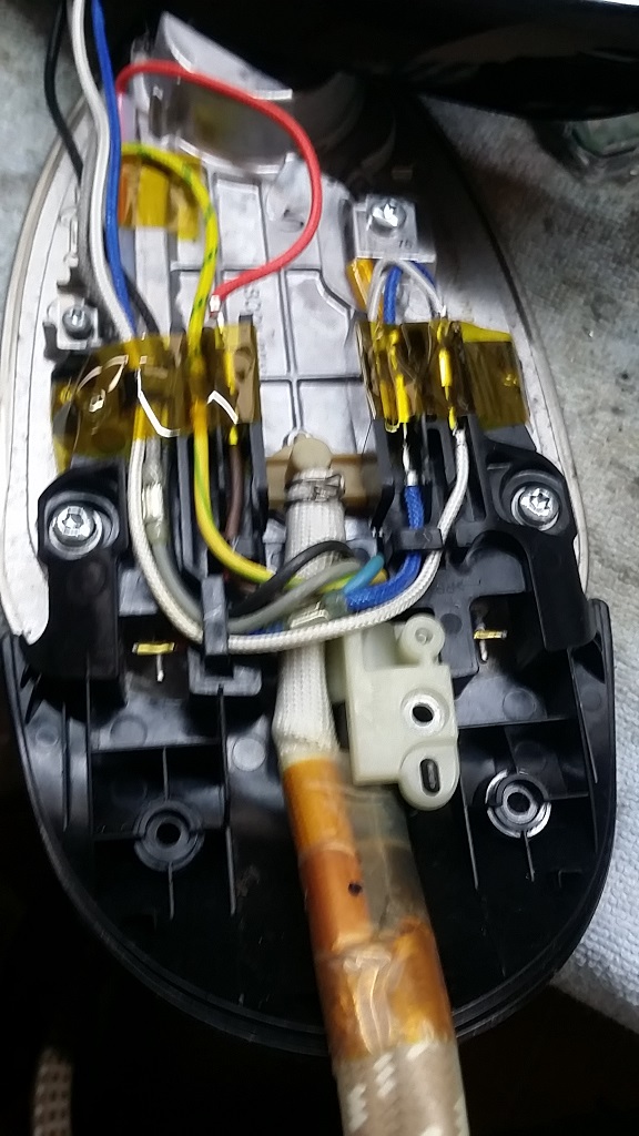 ซ่อมเตารีดไอน้ำ ยี่ห้อ PHILIPS รุ่น GC9682 อาการ Body ด้ามจับแตกหัก