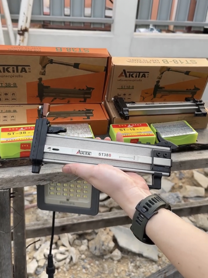 เครื่องตอกตะปูกึ่งอัตโนมัติ ยี่ห้อ AKITA รุ่น ST-18B รุ่นท๊อป และ ST-38B รุ่นท๊อป ให้เลือก 2 รุ่น