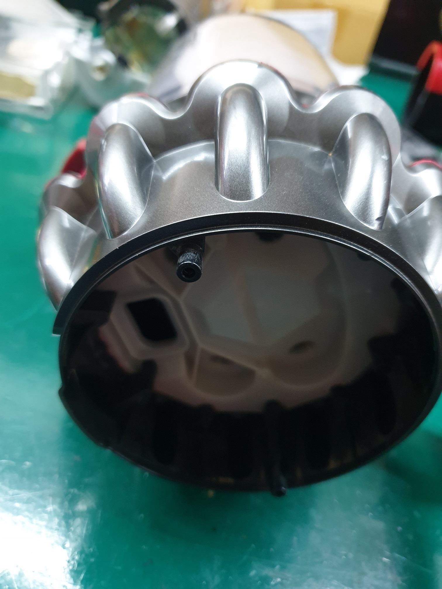 ซ่อมเครื่องดูดฝุ่นแบบด้าม ยี่ห้อ DYSON รุ่น SV15 อาการกดดูดฝุ่นเครื่องติดแล้วดับ