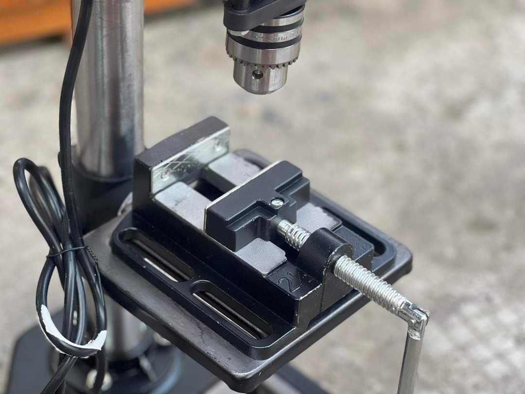 สว่านแท่น 4 หุน ยี่ห้อ OSUKA แถมฟรี ปากกาจับชิ้นงาน 1 ชิ้น