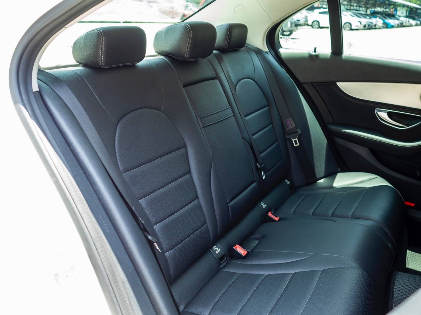 Mercedes-Benz C200 Avantgarde ปี 2016 W205 สีขาว ภายในดำ