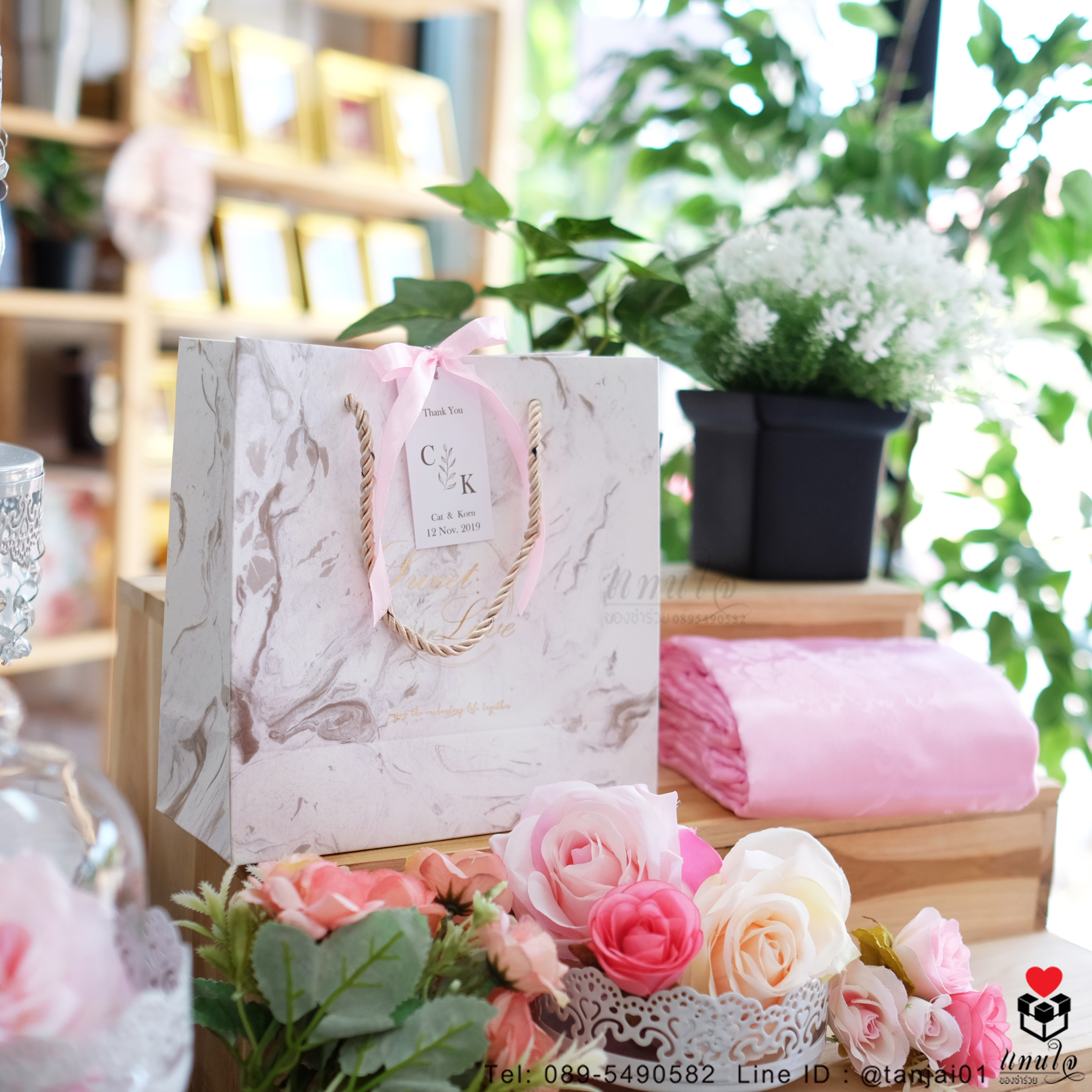 ของรับไหว้ผ้าแพร ในถุงหูหิ้วผูกโบว์ พร้อมป้ายชื่อ ของรับไหว้ผู้ใหญ่ความหมายดี