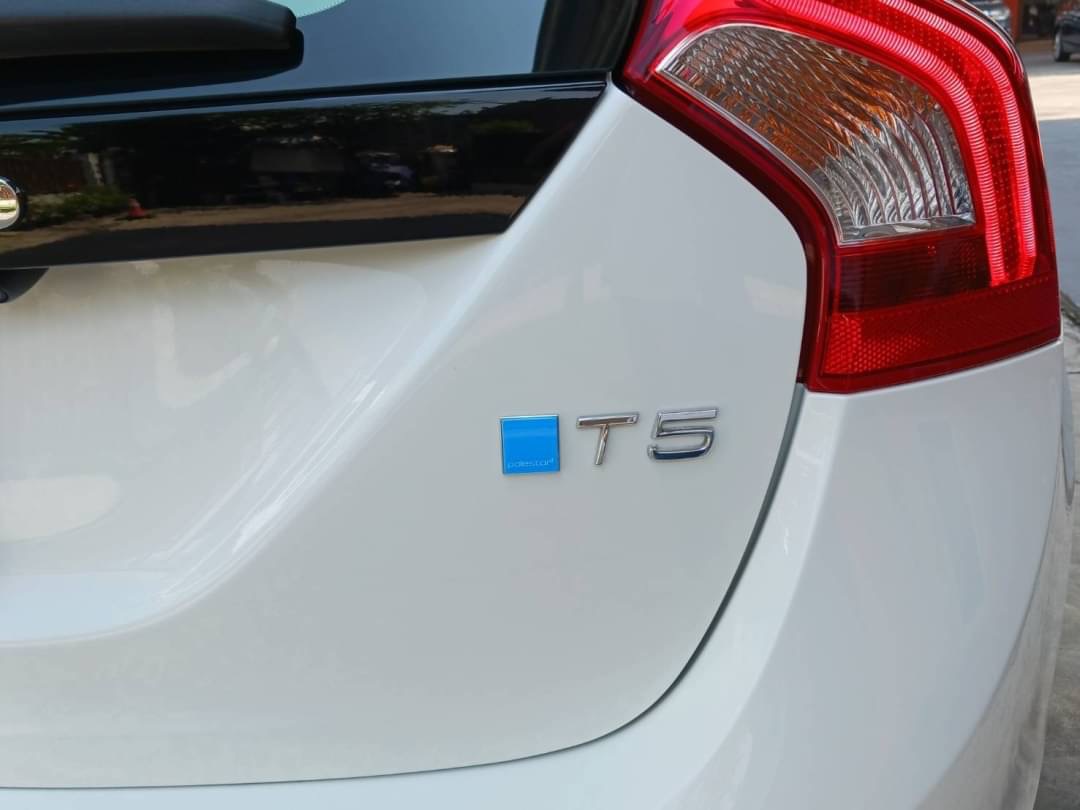 VOLVO V60 T5 ปี 2015 สีขาว