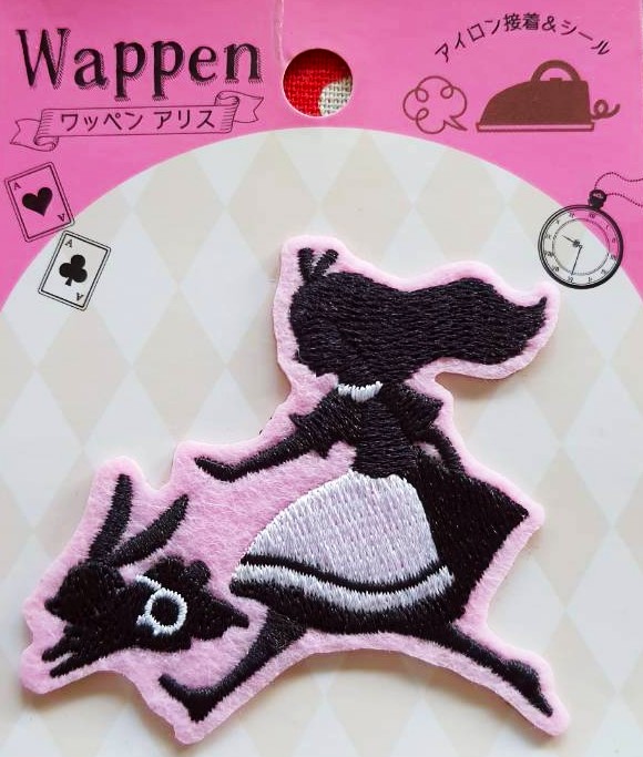 Wappen Alice in wonderland ตัวรีดติดเสื้อ ผ้า ฯลฯ จากญี่ปุ่น Size : 6 x 6 cm