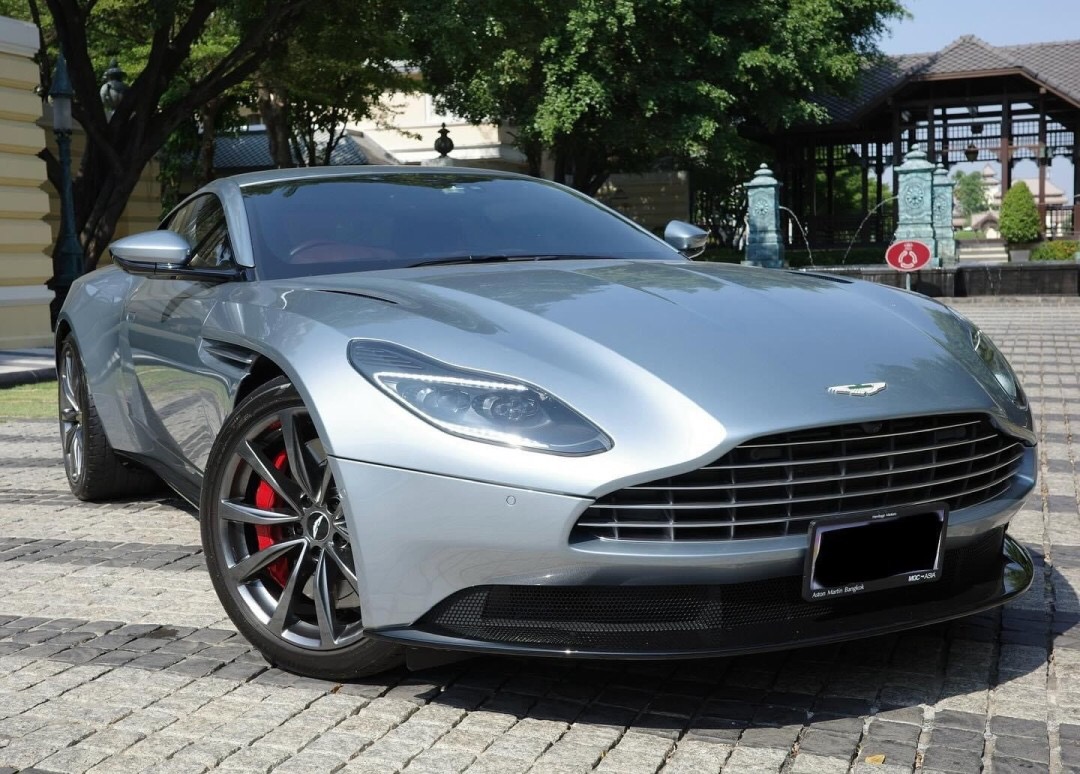Aston Martin DB11 ปี 2022