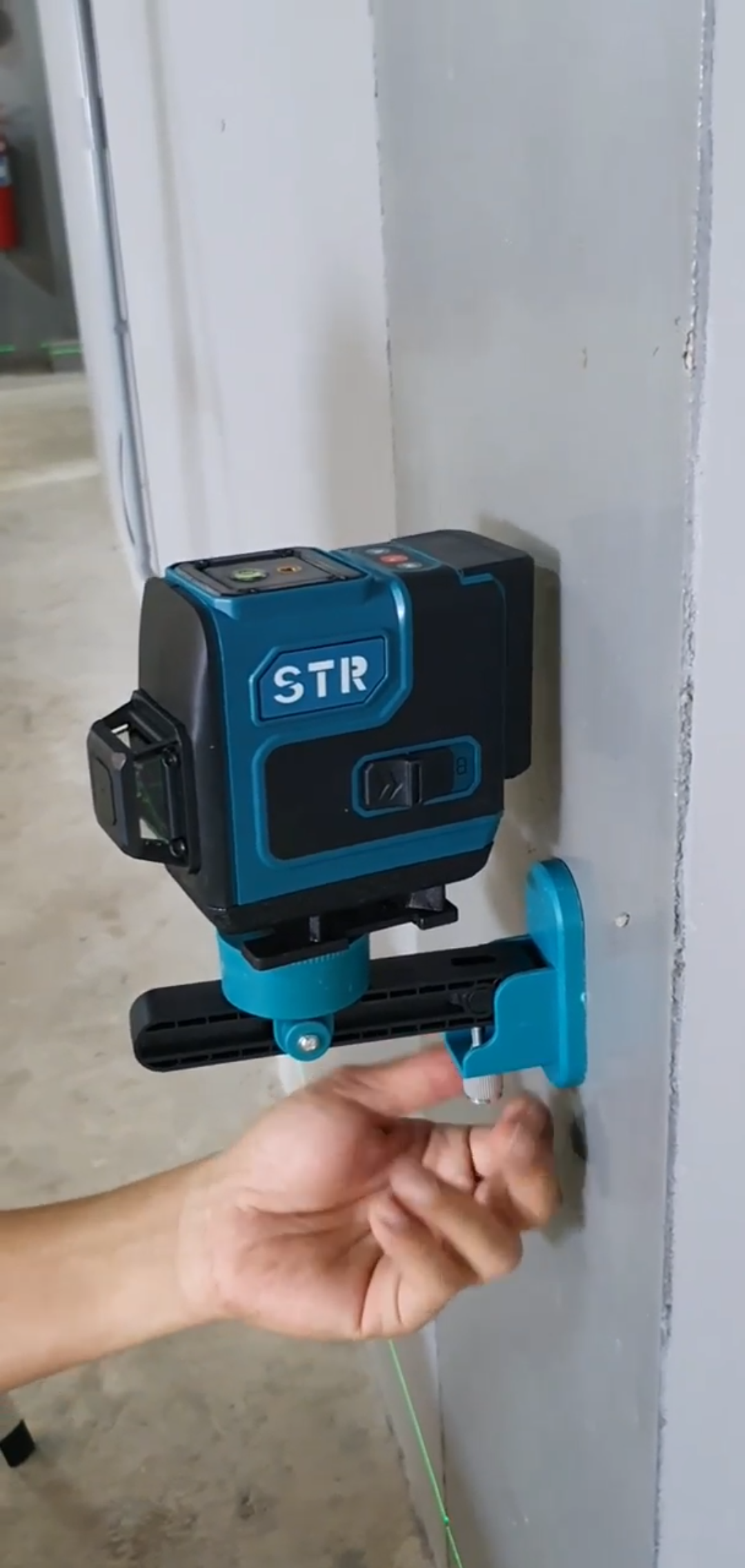 เครื่องวัดระดับเลเซอร์ STR 12 เส้น 3 แกน แสงสีเขียว พร้อมขาตั้ง