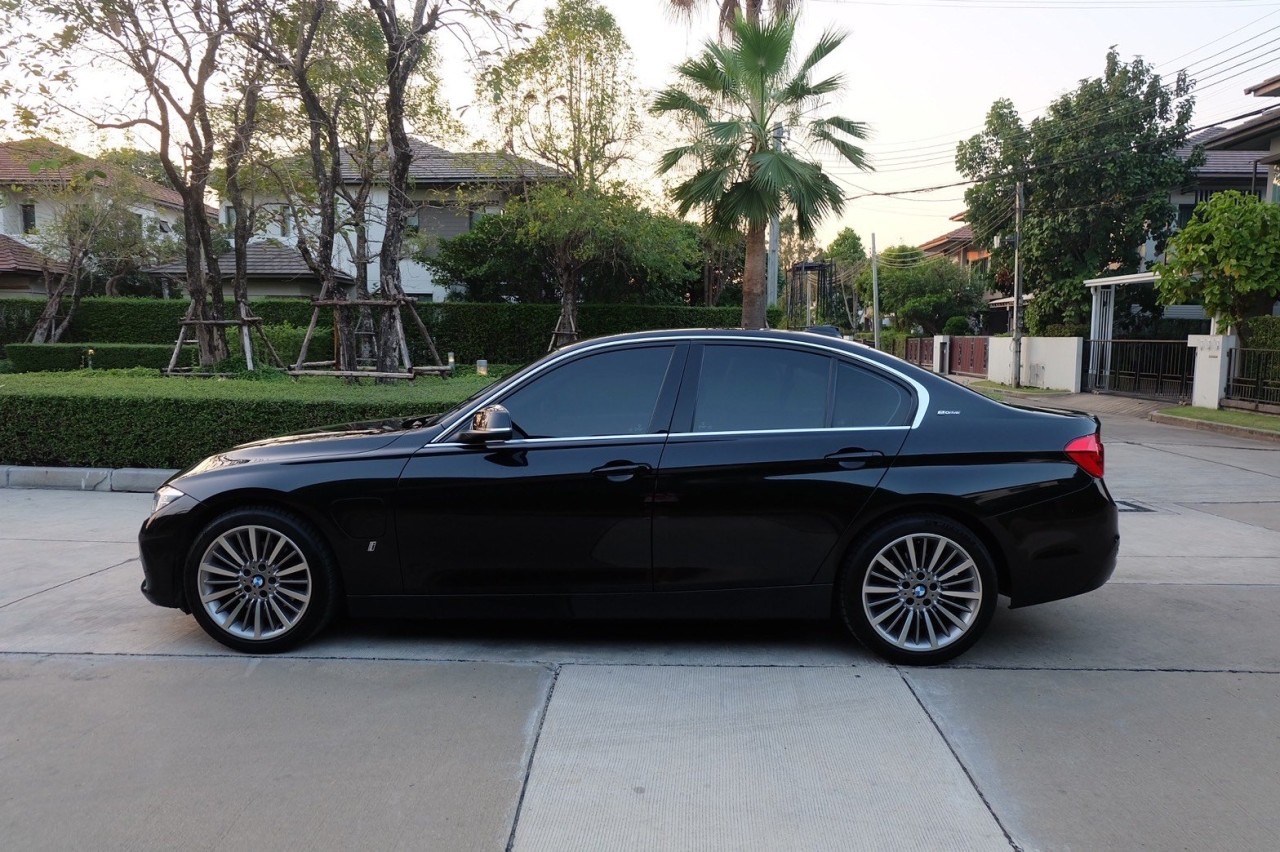 BMW 330e Luxury ปี 2017