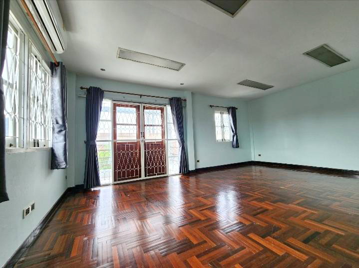 ให้เช่าบ้านแฝดห้องมุม 3 ชั้น (ไม่มีเฟอร์) เส้นเลียบคลองประปา ใกล้ MRT เมืองทองธานี