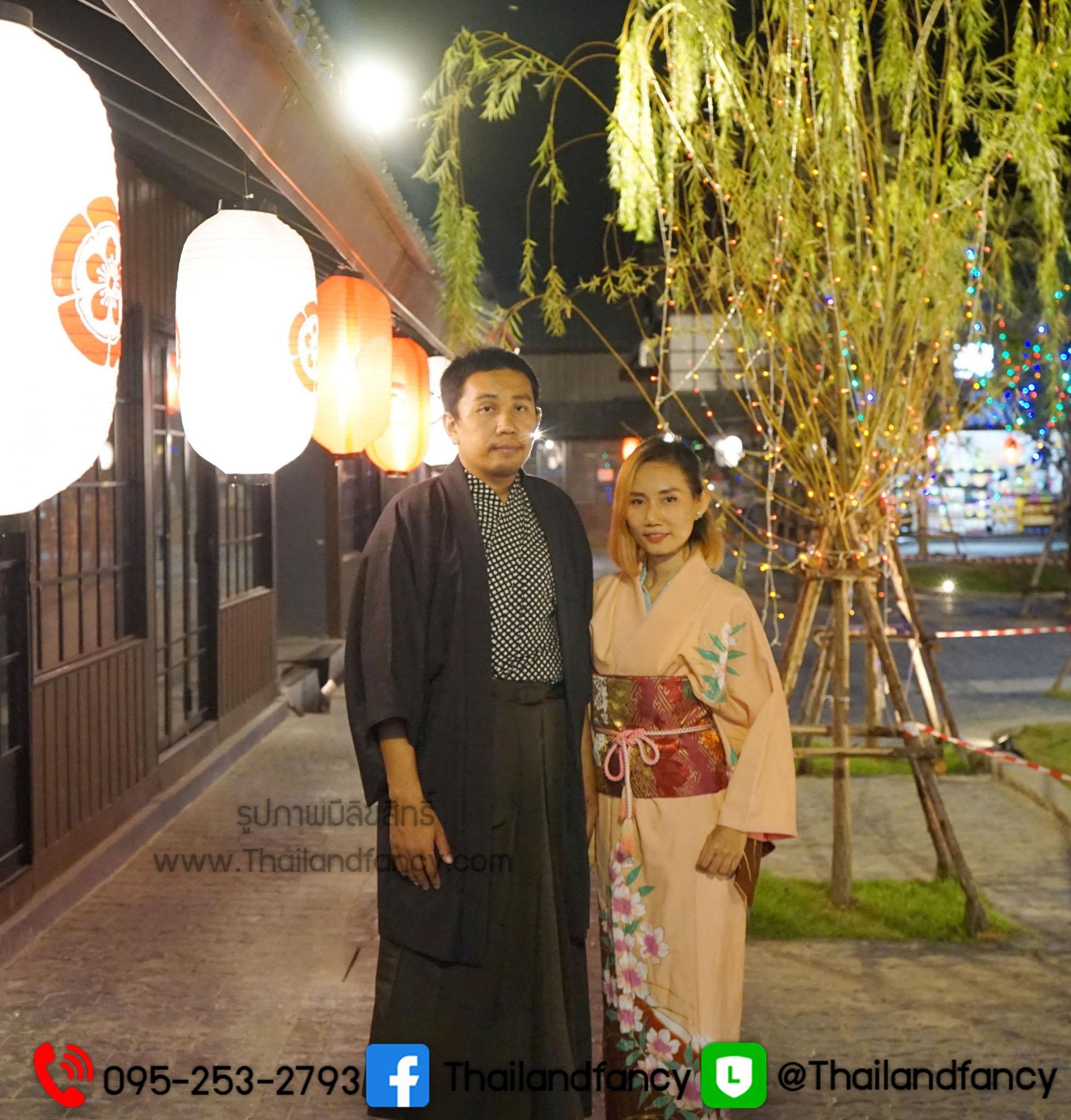 ชุดเช่าแฟนซีผู้ชาย (ชุดเช่า) ชุดเช่ากิโมโนญี่ปุ่นสำหรับผู้ชาย Kimono Costume เช่าชุดกิโมโนกรุงเทพ เช่าชุดญี่ปุ่นโบราณ ชุดกิโมโนญี่ปุ่นชายสีขาวดำลายดอท สวมฮาโอริสีน้ำตาล และฮากะมะสีน้ำตาล