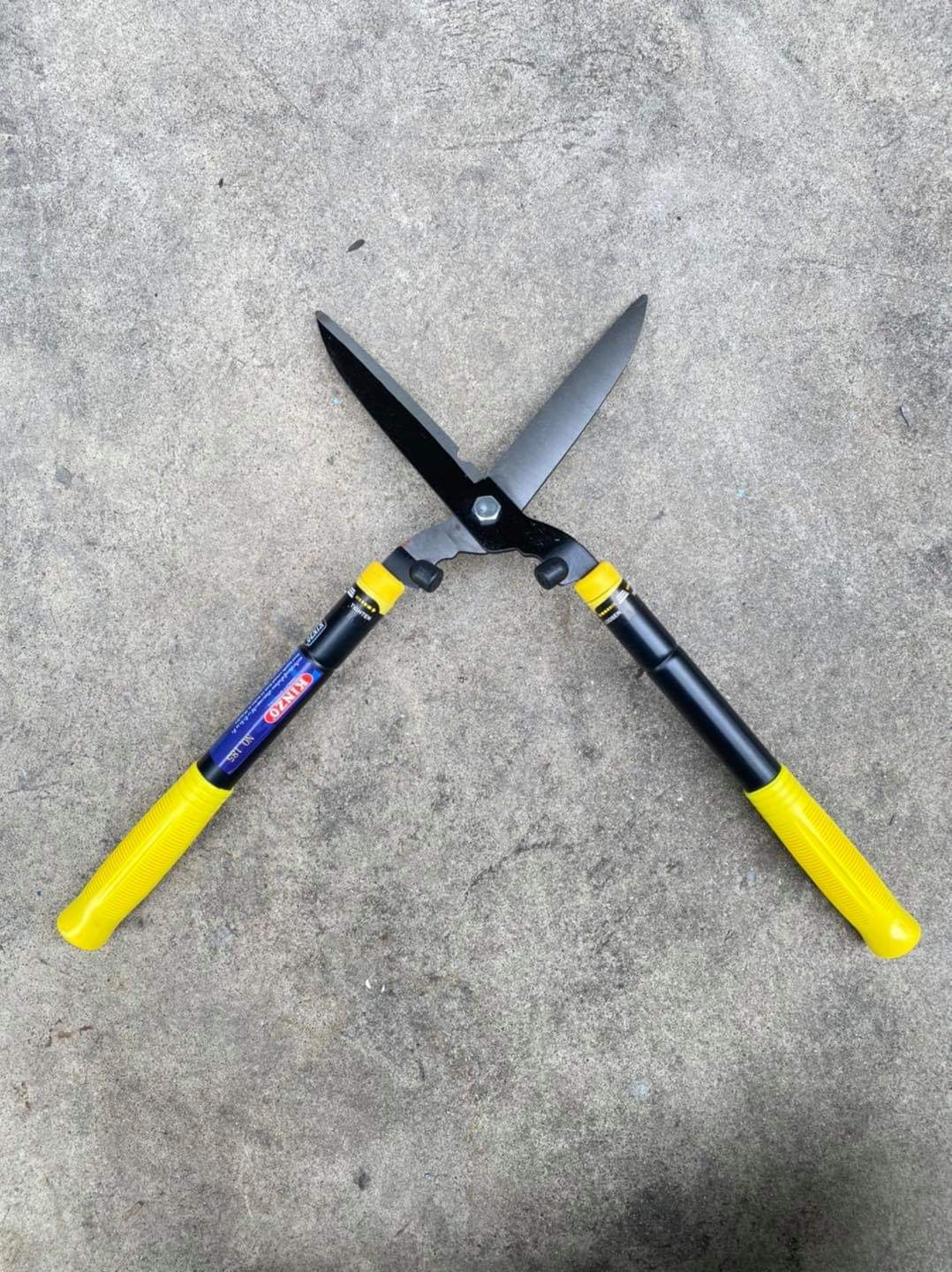 กรรไกรตัดหญ้า ยึดหดได้ ยี่ห้อ Kinzo