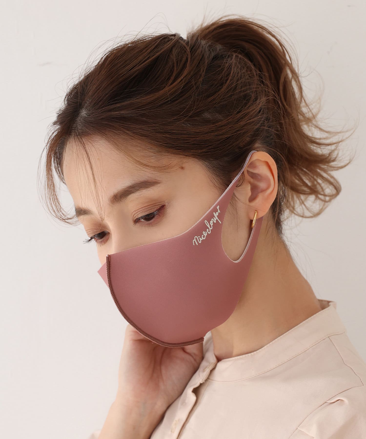 หน้ากากผ้า Kesshoku mask น้ำหนักเบาและสวมใส่สบาย มีโครงสร้างแบบ 3D และได้รับการออกแบบให้เข้ากับใบหน้าได้อย่างลงตัว จากญี่ปุ่น Size : 17.5 x13 cm ซักได้ค่ะ