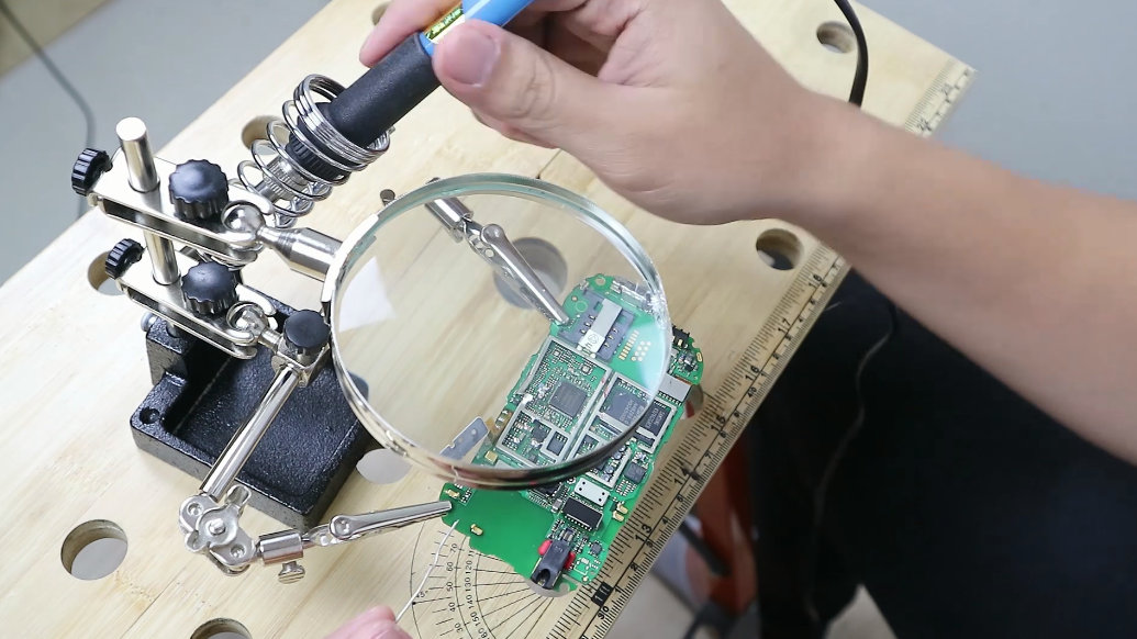 ฐานบัดกรีพร้อมแว่นขยาย