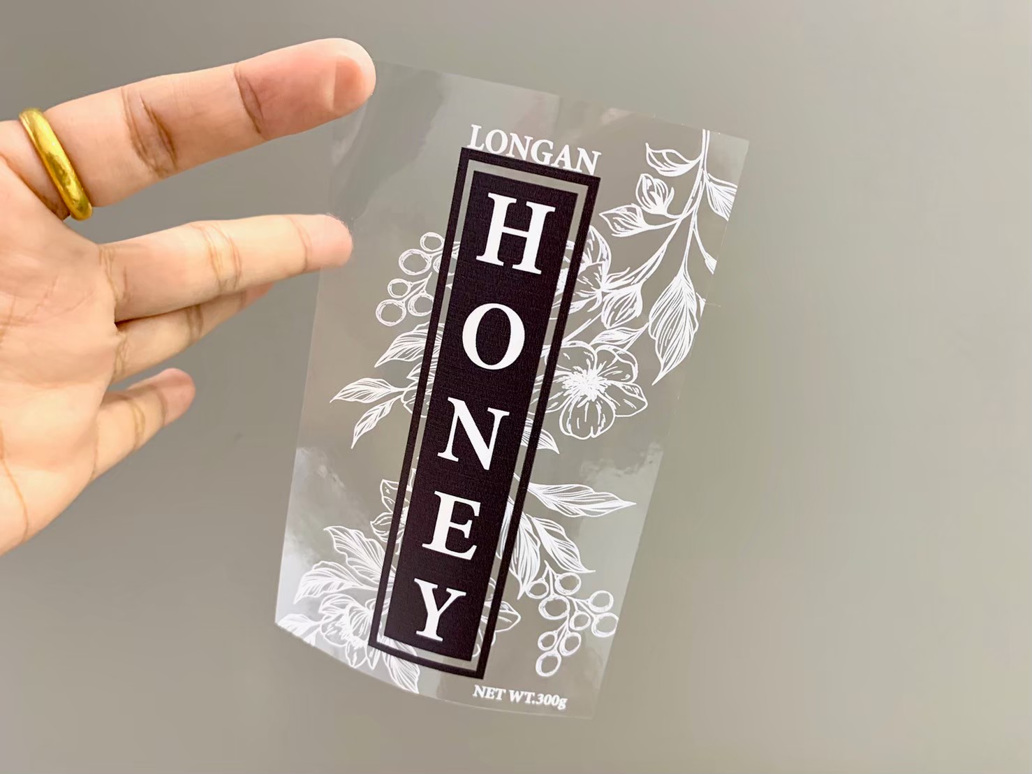 ฉลากสินค้าใสตัวหนังสือขาว สติ๊กเกอร์ใสพิมพ์สีขาว พิมพ์หมึกขาว