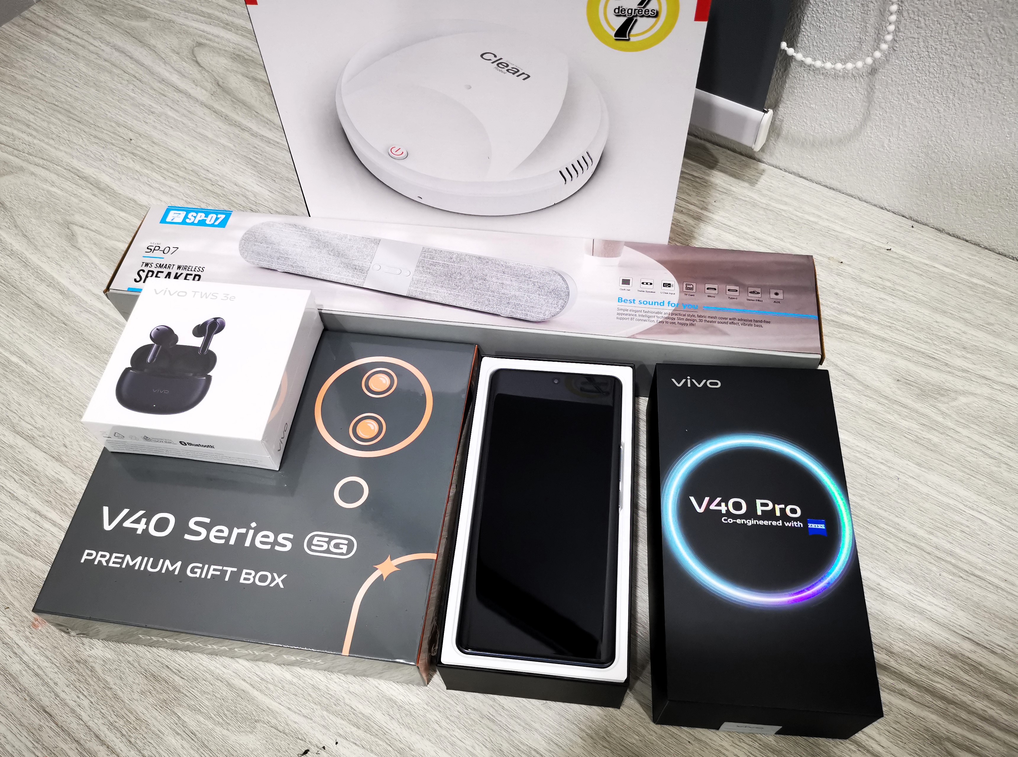 Vivo V40 Pro สี silver