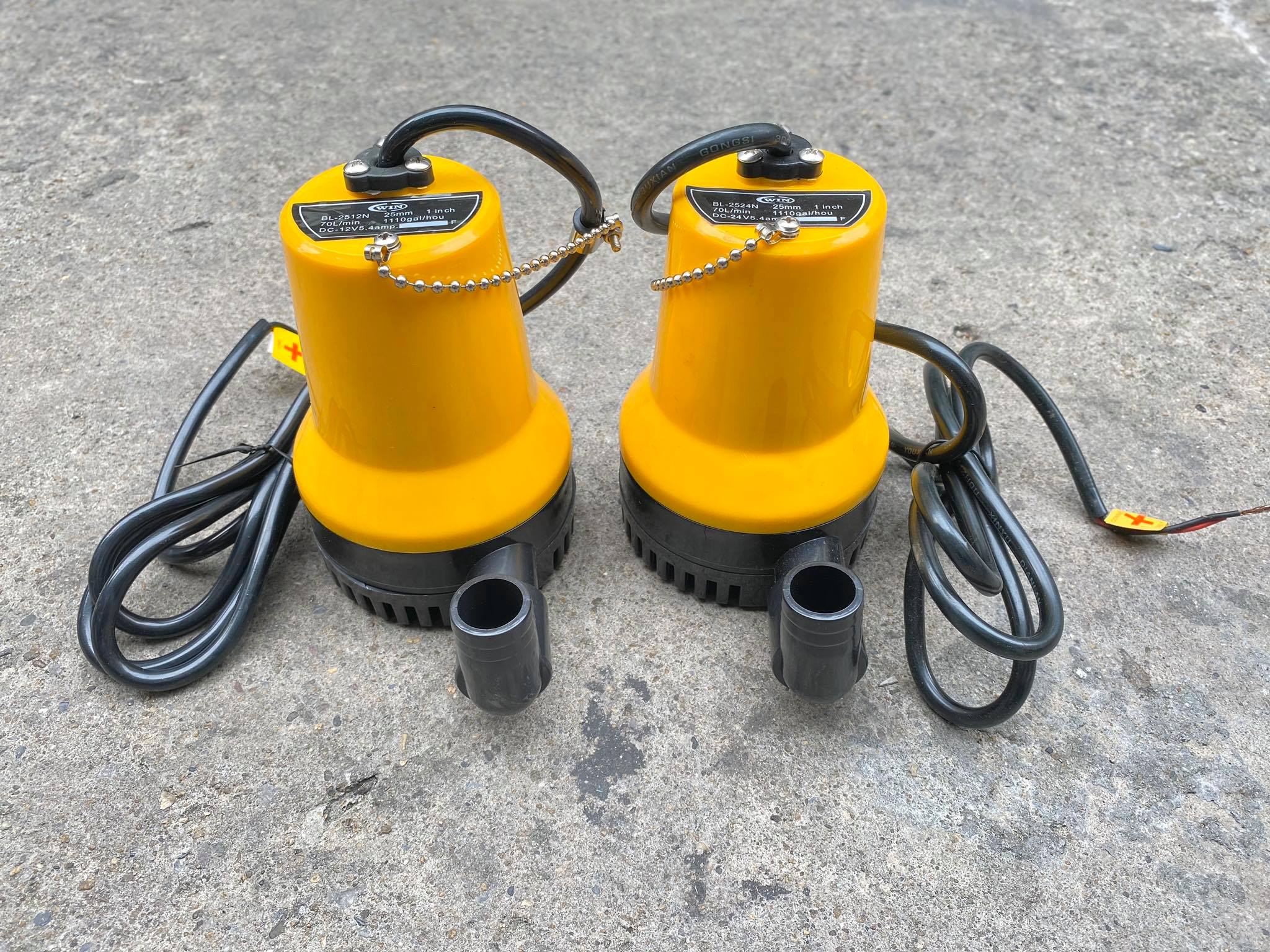 ไดโว่ ตัวเล็ก ตัวเหลืองใช้แบตเตอรี่ มี 12V และ 24V ยี่ห้อ Win ท่อ 1 นิ้ว