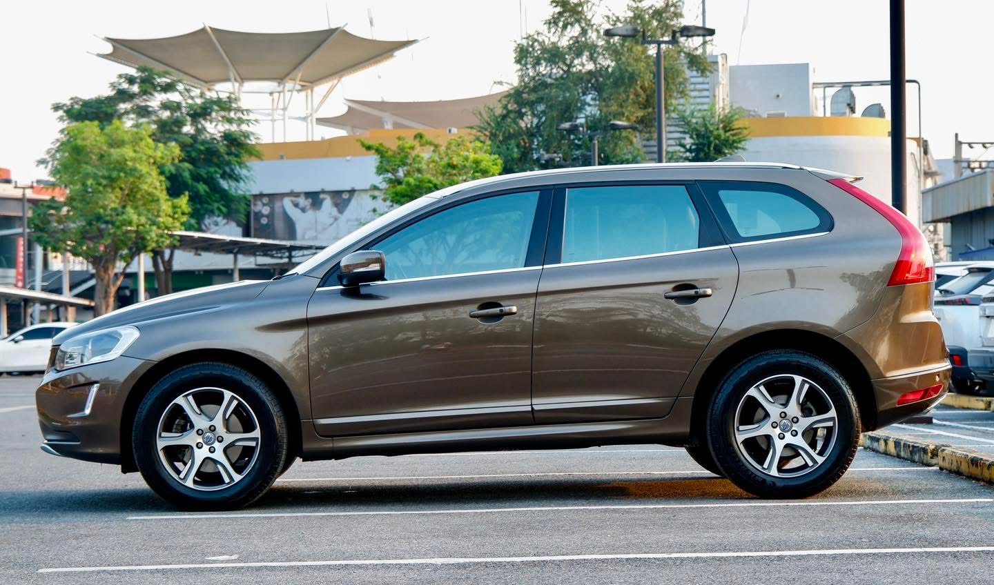 Volvo XC60 T5 Sport Crossover ปี 2015