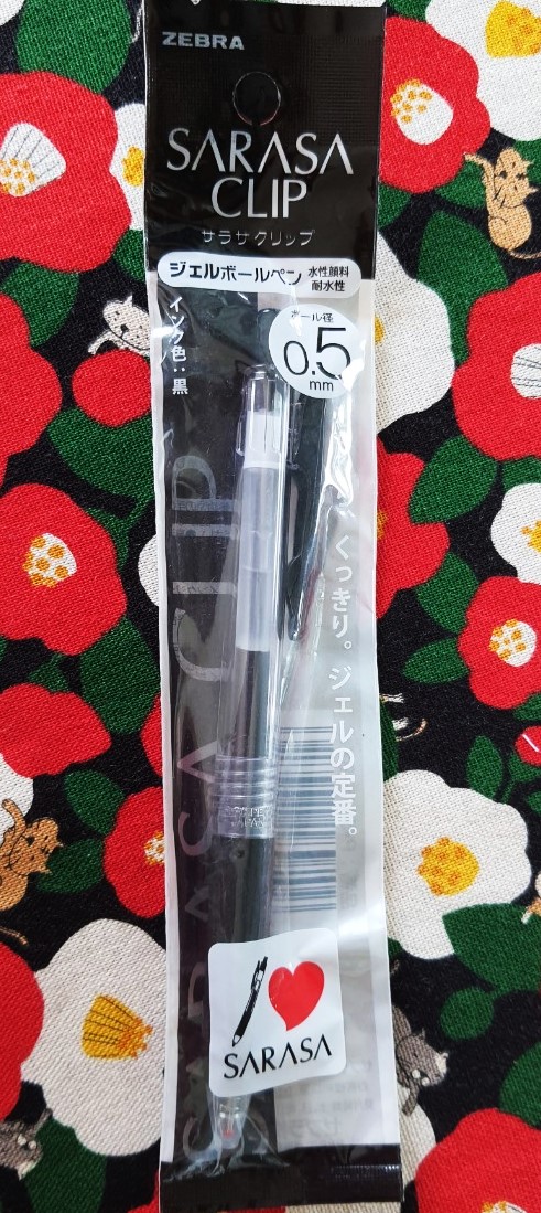สีดำ SARASA CLIP ปากกาปากกาหมึกเจล แบบกด หัวปากกาทำจาก Stainless อย่างดี น้ำหมึกคมชัด สีสันสดใส ไหลสม่ำเสมอ ไม่ขาดตอน มี Rubber Grip อย่างดี จับนุ่มมือ เพิ่มความกระชับขณะเขียน คลิปหนีบ พกพาสะดวก 0.5 mm MADE IN JAPAN
