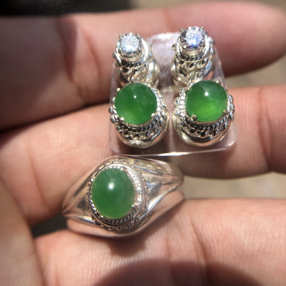 หยกพม่าแท้เจไดต์ Type A Jade สีเขียวกรีนแอปเปิ้ล สวยใสเนื้อแก้ว