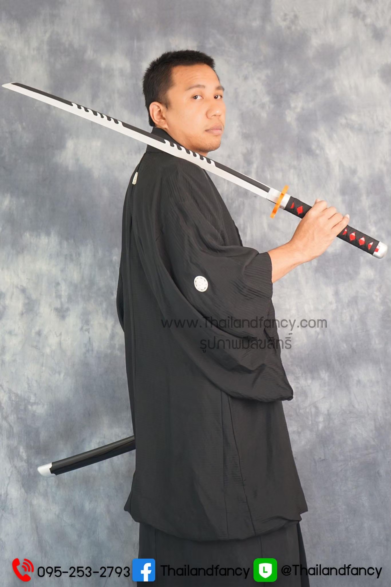 ชุดเช่าแฟนซีผู้ชาย (ชุดเช่า) ชุดเช่ากิโมโนญี่ปุ่นสำหรับผู้ชาย Kimono Costume เช่าชุดญี่ปุ่นโบราณ ชุดกิโมโนญี่ปุ่นชายสีดำ สวมฮาโอริสีดำ และฮากะมะสีน้ำตาล