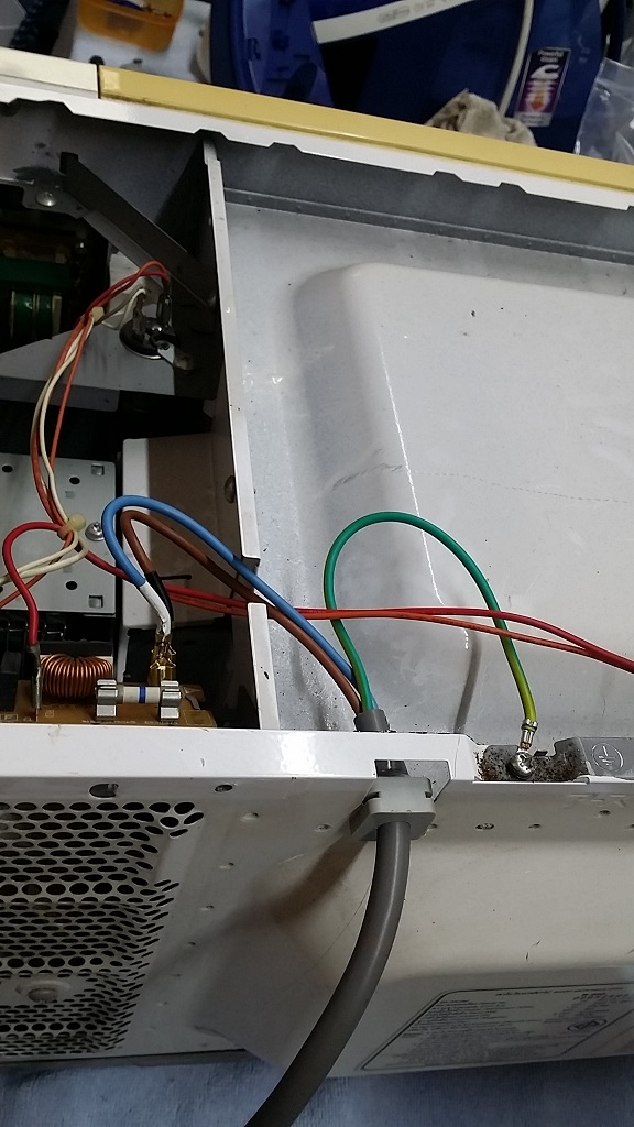 ซ่อมไมโครเวฟ ยี่ห้อ SHARP รุ่น R-250 อาการปลั๊กไฟเสีย(เปลี่ยนสายไฟ)