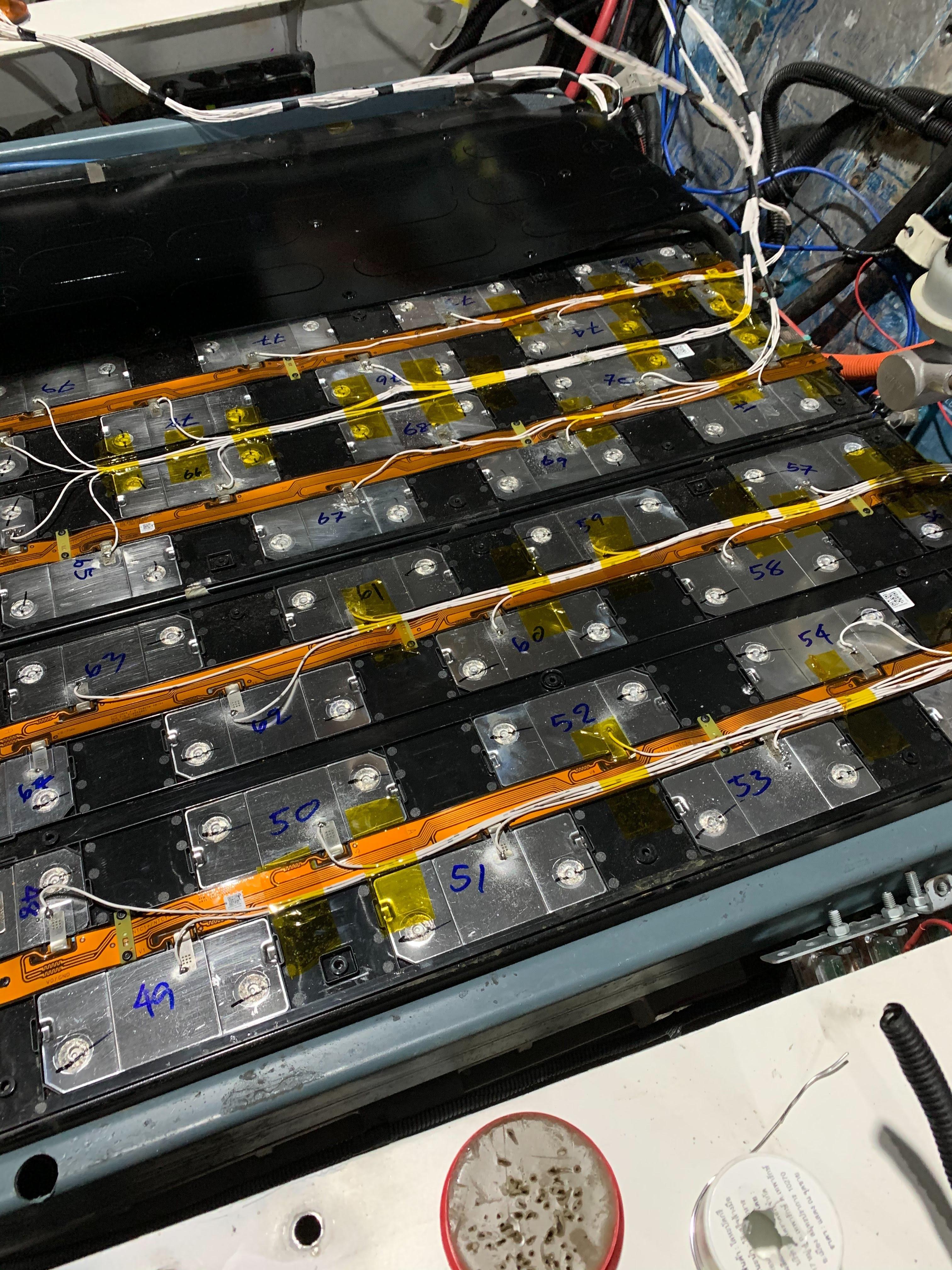 บ้านลิเธียม support แบตเตอรี่ NMC 811 350v 200Ah สำหรับ รถลากสำภาระเครื่องบิน ดัดแปลงจากเครื่องยนต์สู่ รถไฟฟ้าลากจูง EV baggage towing tractor เป็นรถต้นแบบ ใช้งานได้เหมือนรถเครื่องยนต์