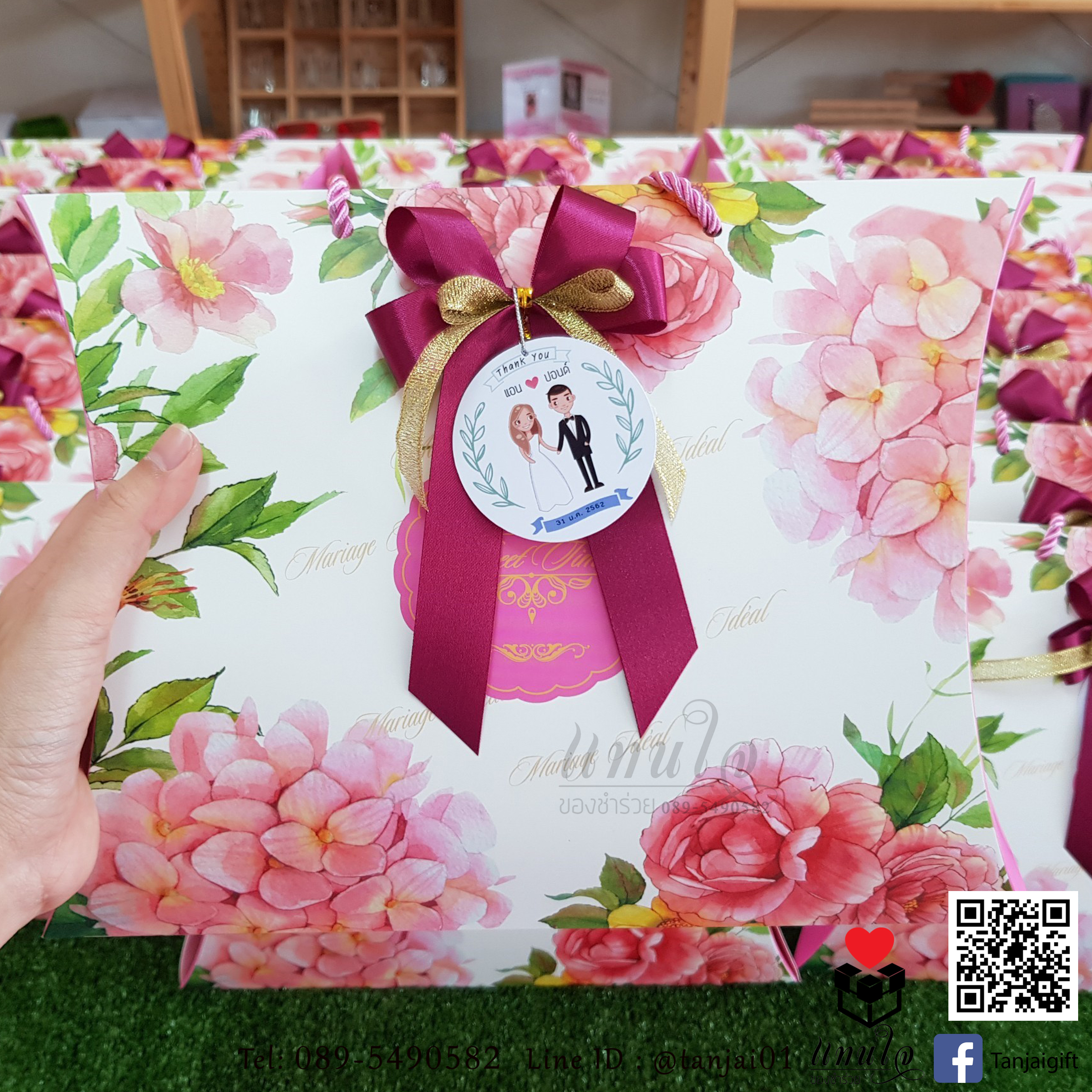 เซ็ตของรับไหว้ผู้ใหญ่ ผ้าเช็ดตัวนาโนลายหมีขนาด 70x140 cm ในกล่องหมอนหูหิ้วสีน้ำเงิน พร้อมโบว์ สำเนา