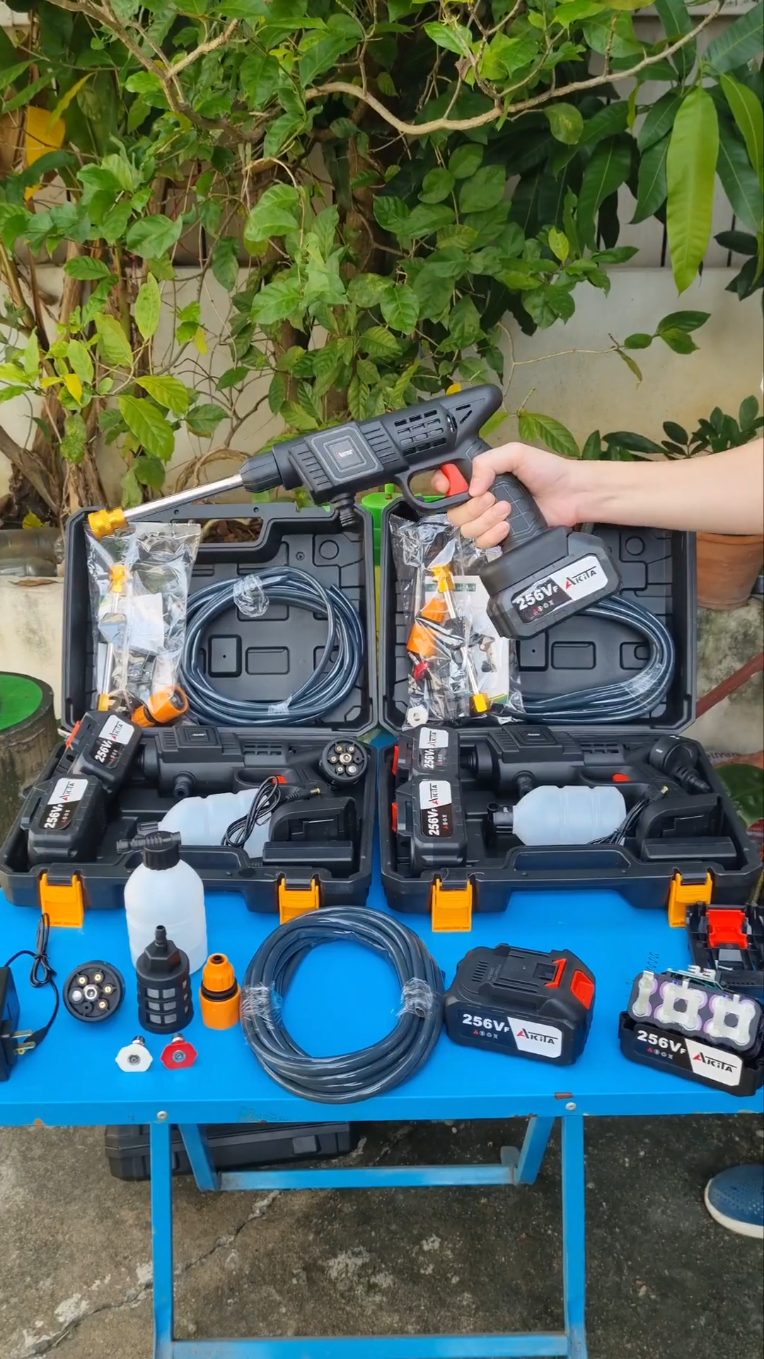 ปืนอัดฉีดแรงดันสูงไร้สาย รุ่น 256V ยี่ห้อ Akita แบต 2 ก้อน แถมหัวปรับ 6 ระดับ แถมกระบอกโฟมแลนซ์