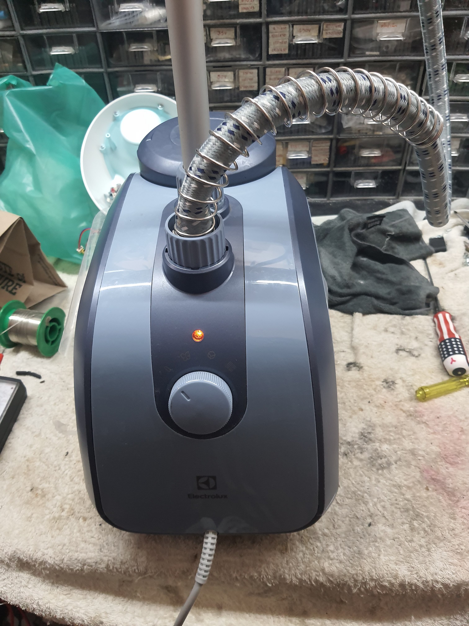 ซ่อมเตารีดไอน้ำ ยี่ห้อ ELECTROLUX รุ่น E5GS1-89BM อาการไอน้ำไม่ออก