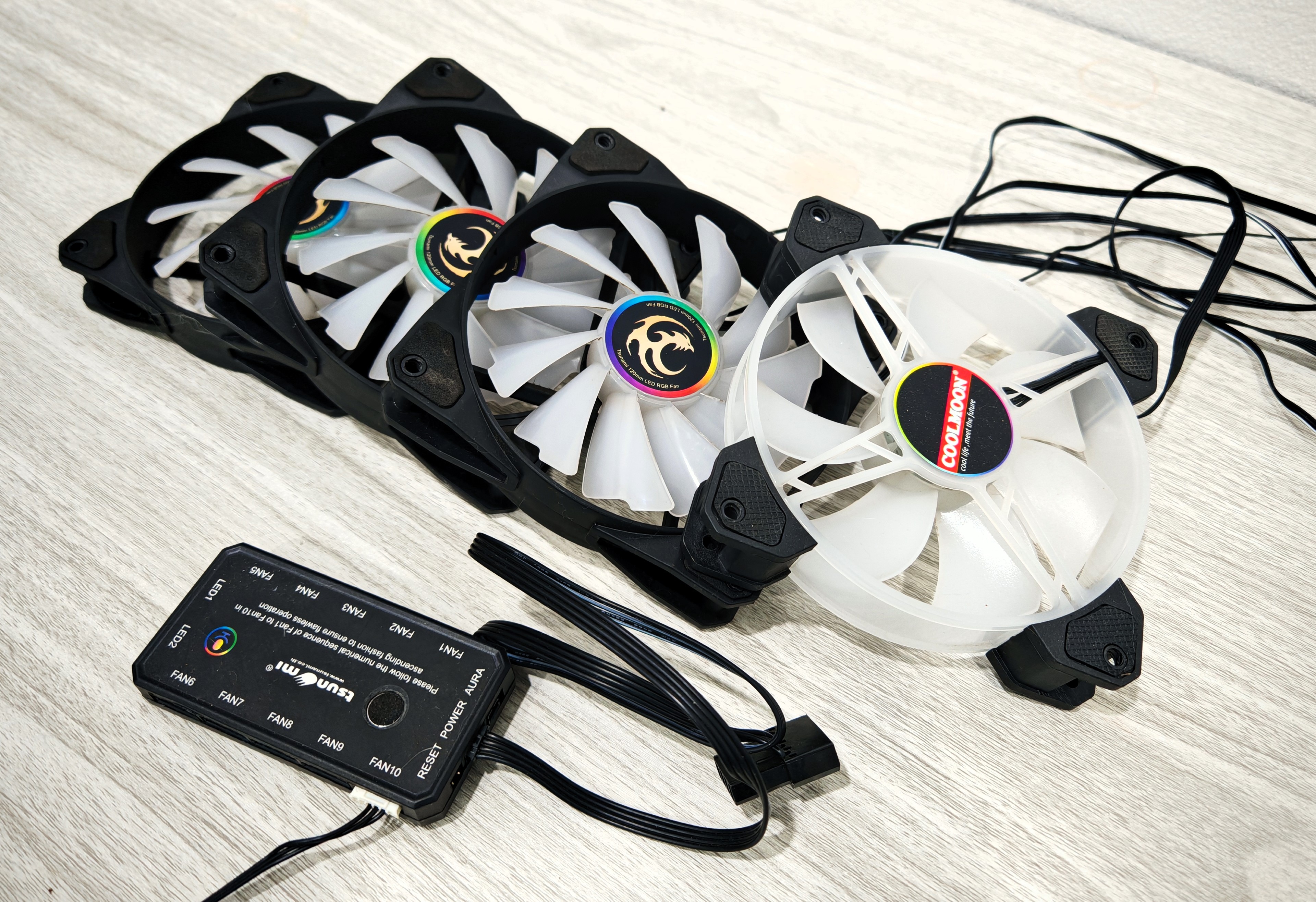 ชุดพัดลม tsunami 3 ตัว + coolmoon 1ตัว พร้อมกล่องคุมไฟ พัดลมเป็นแบบ RGB