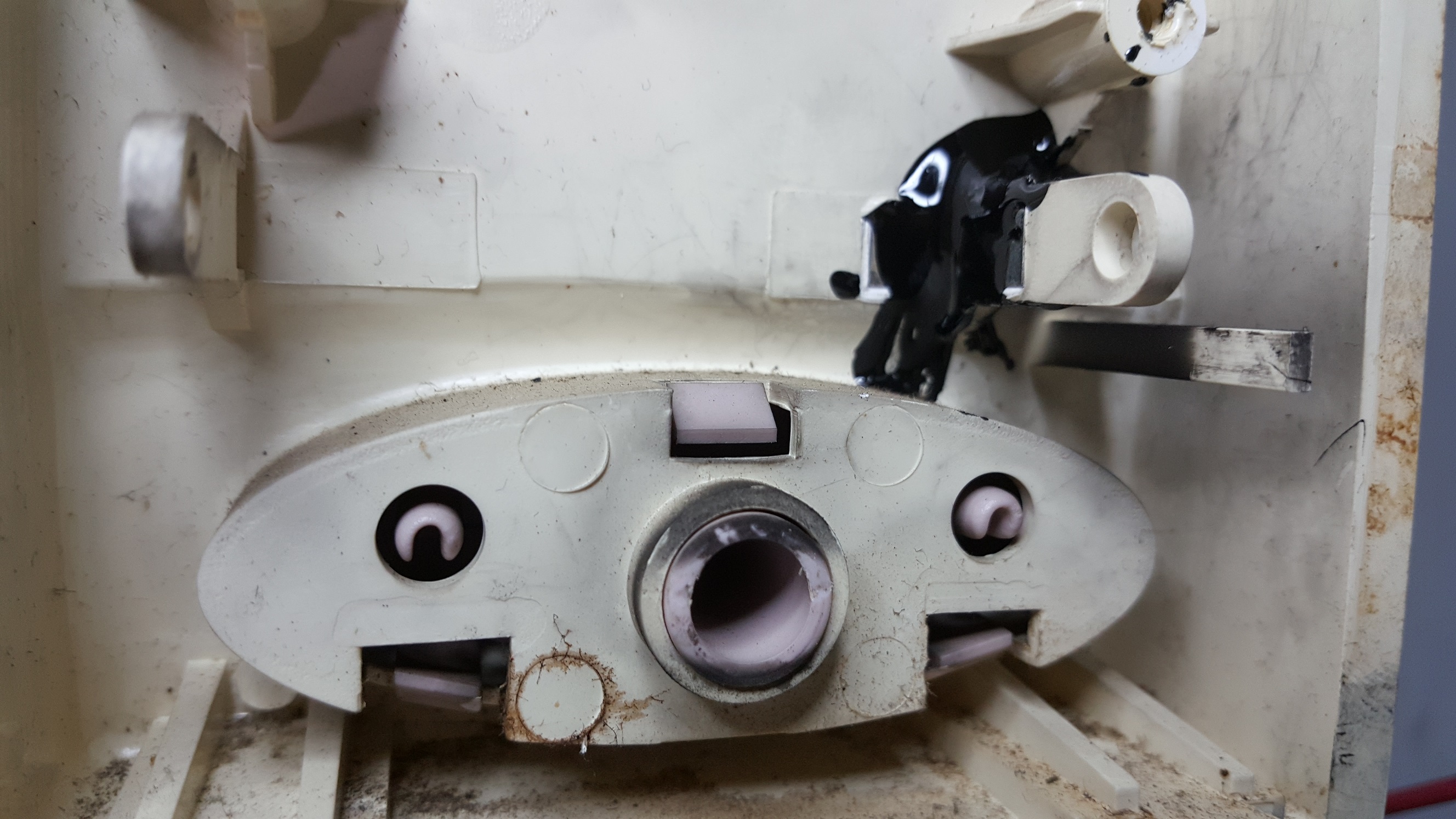 ซ่อมไมโครเวฟ ยี่ห้อ TURBORA รุ่น TRX-1980 ขาดันประตูไมโครเวฟหัก