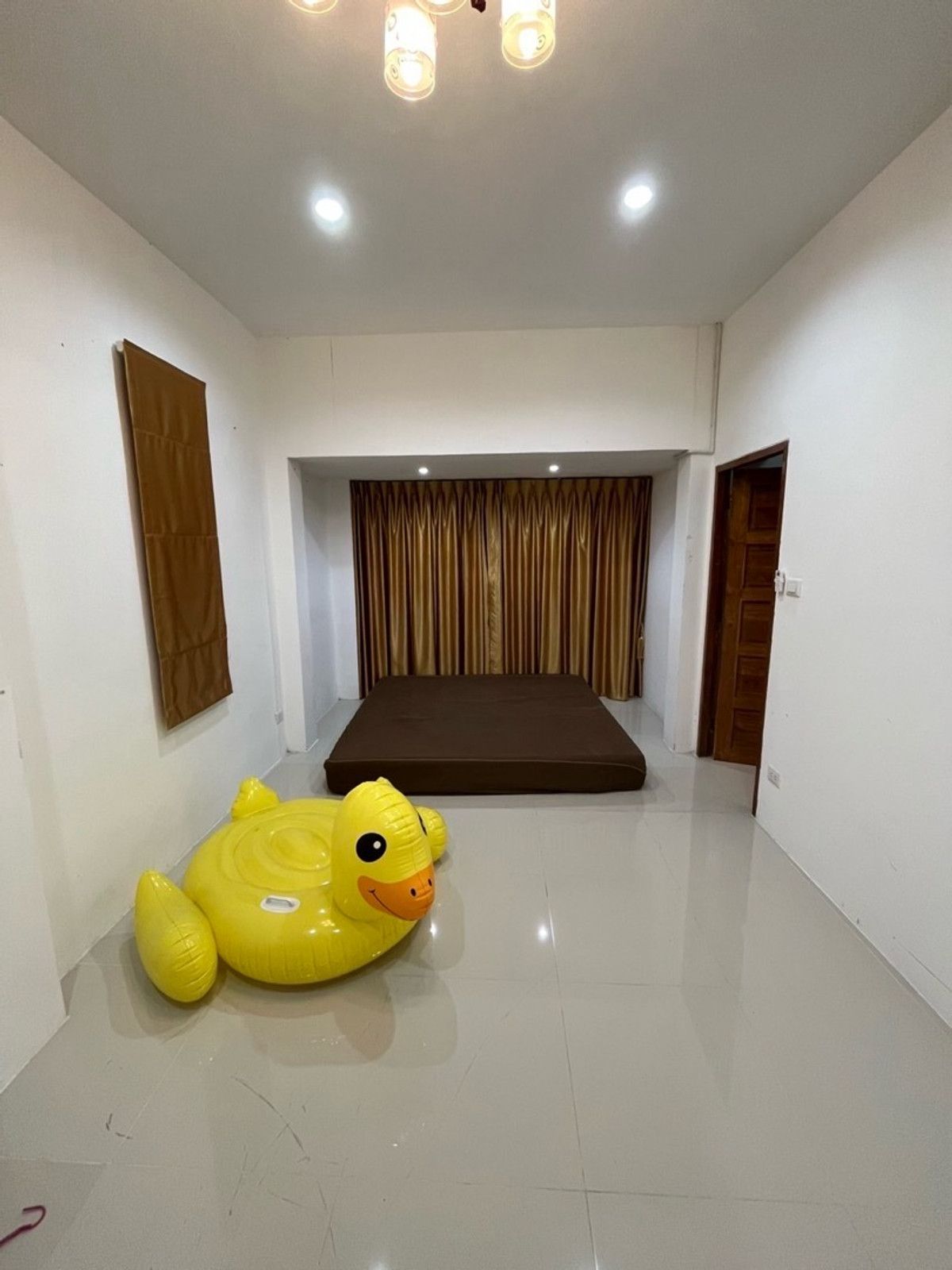 ให้เช่าบ้านหรู ชั้นเดียว ที่ดิน ขนาด 2 งาน ฟื้นที่ใช้สอย ขนาด 200 ตารางวา พร้อมสระว่ายน้ำ ย่านสามโคก