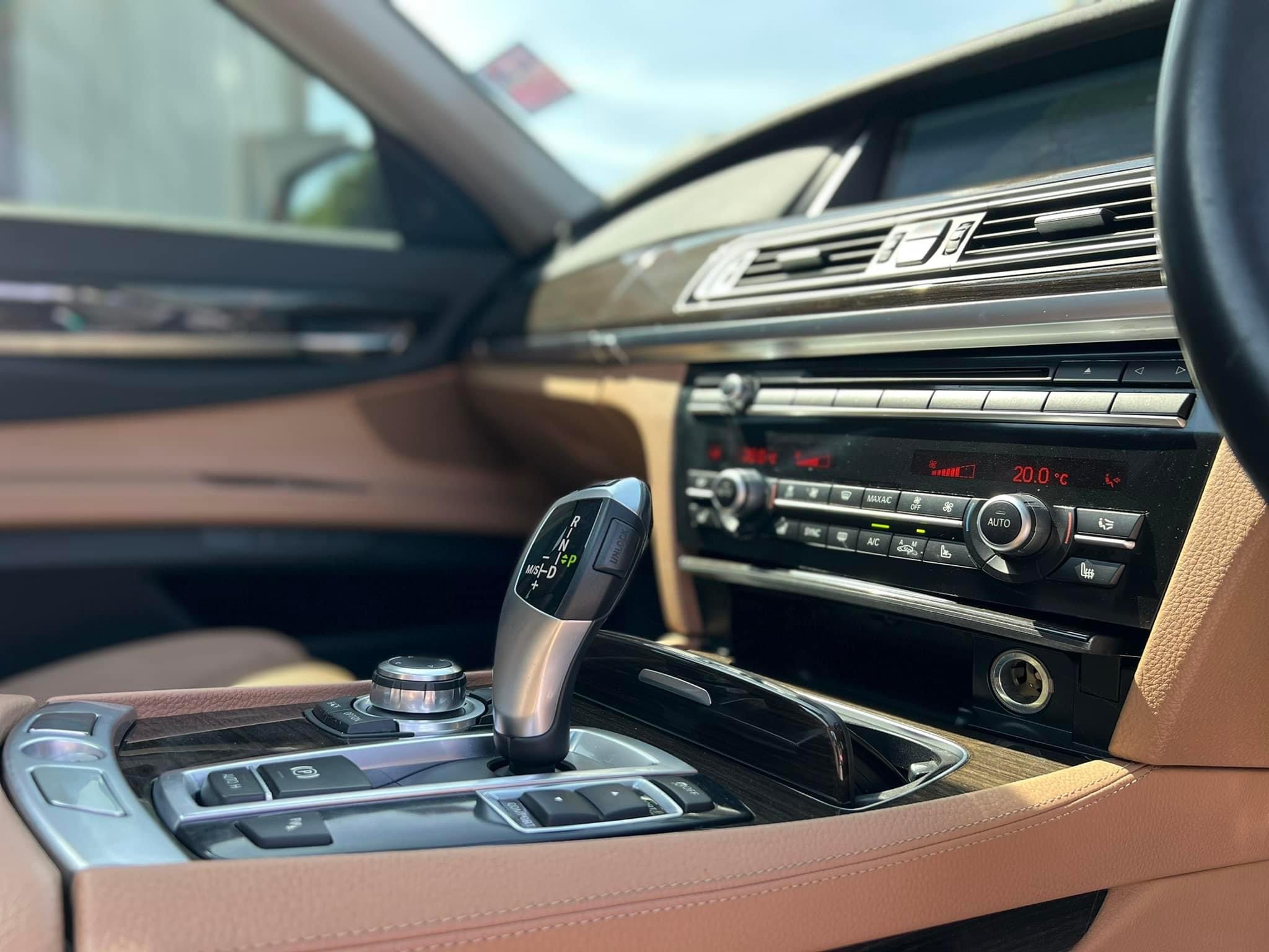 BMW 730LD Lci ประตูดูด หลังคาซันรูฟ ปี 2015