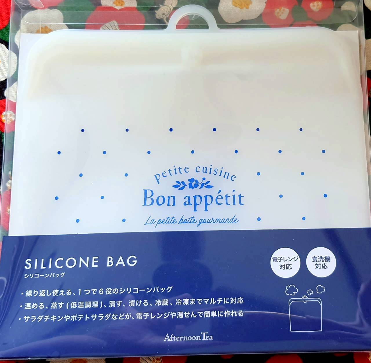 Silicone bag Afternoon tea ถุงเก็บของซิลิโคนแบบใช้ซ้ำได้ จากญี่ปุ่น คุณสามารถแช่เย็นหรือแช่แข็งส่วนผสมและอาหารได้โดยการใส่ไว้ในถุงซิลิโคน สามารถเข้าไมโครเวฟได้ จึงสามารถอุ่นอาหารด้านในหรืออุ่นในน้ำร้อนได้ สามารถล้างในเครื่องล้างจานได้ จึงสามารถล้างและนำกล