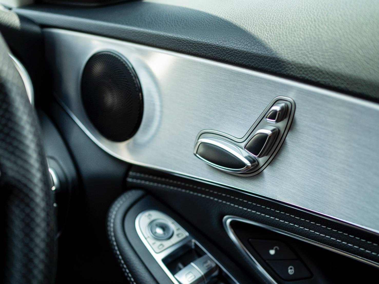 Mercedes-Benz C200 Avantgarde ปี 2016 W205 สีขาว ภายในดำ