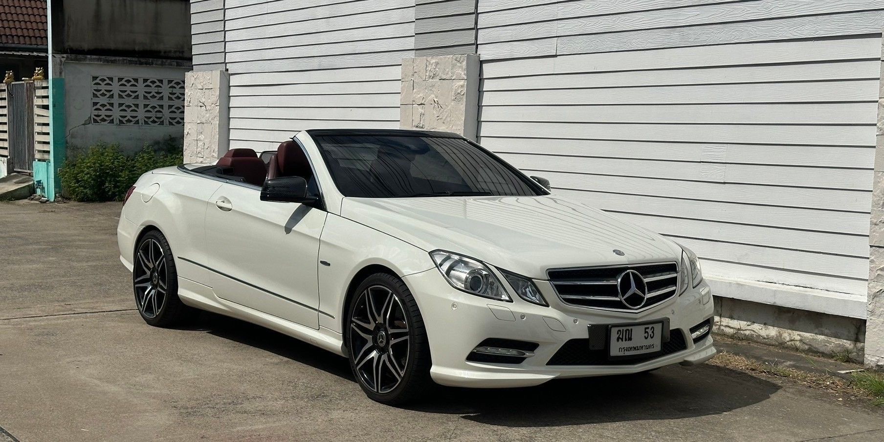 BENZ E200 CABRIOLET AMG สีขาว เบาะแดง ปี 2013