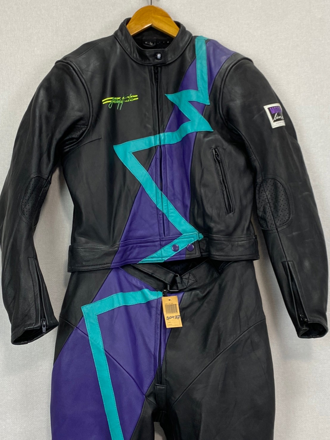 ประเภททรงชุด : Racing suit RCSS 019 Set(ชุดเลื้อ+กางเกง) : ยี้ห้อ....MOTOBODY