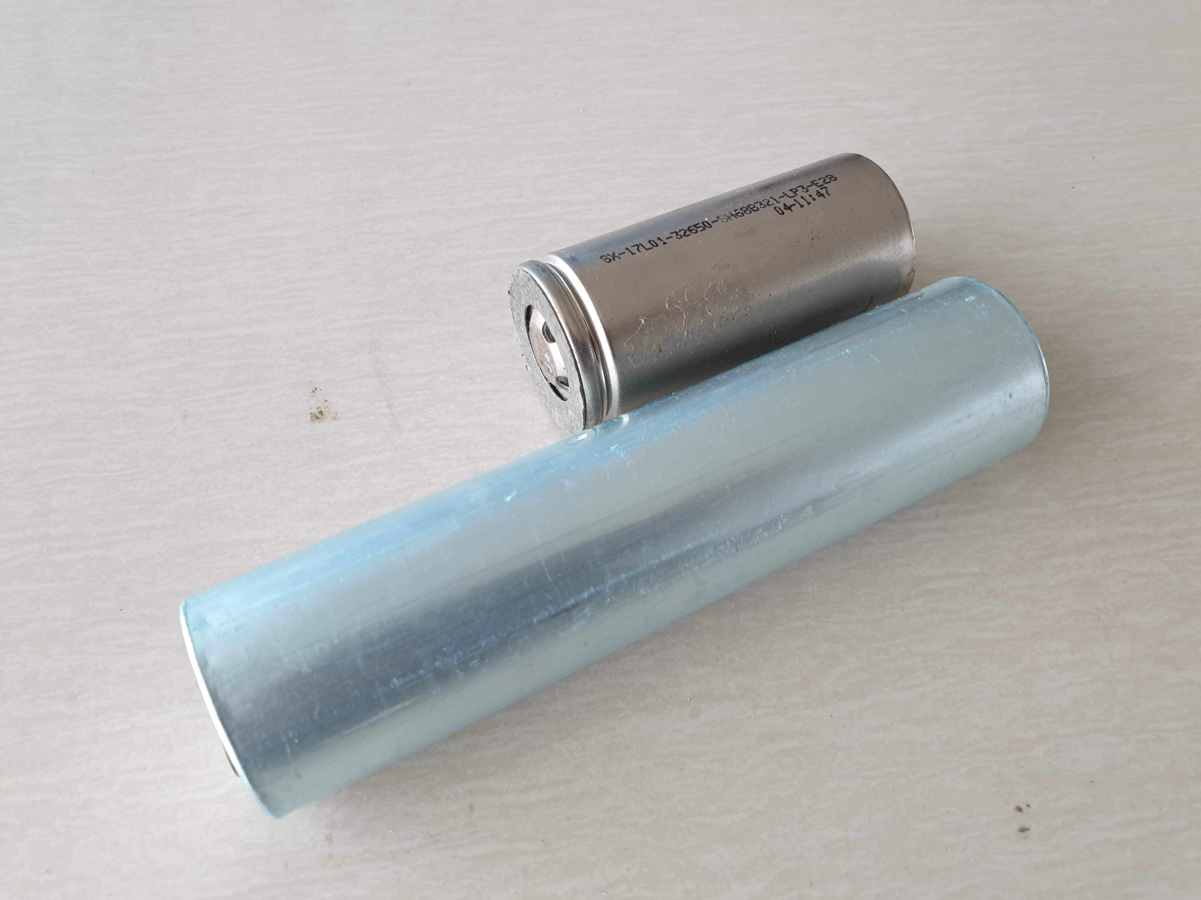 lifepo4 แบตเตอรี่ลิเทียมฟอสเฟส 3.2v 15Ah ความต้านทานต่ำมาก แรง 3C ต่อเนื่อง ขนาด 32 * 135 mm