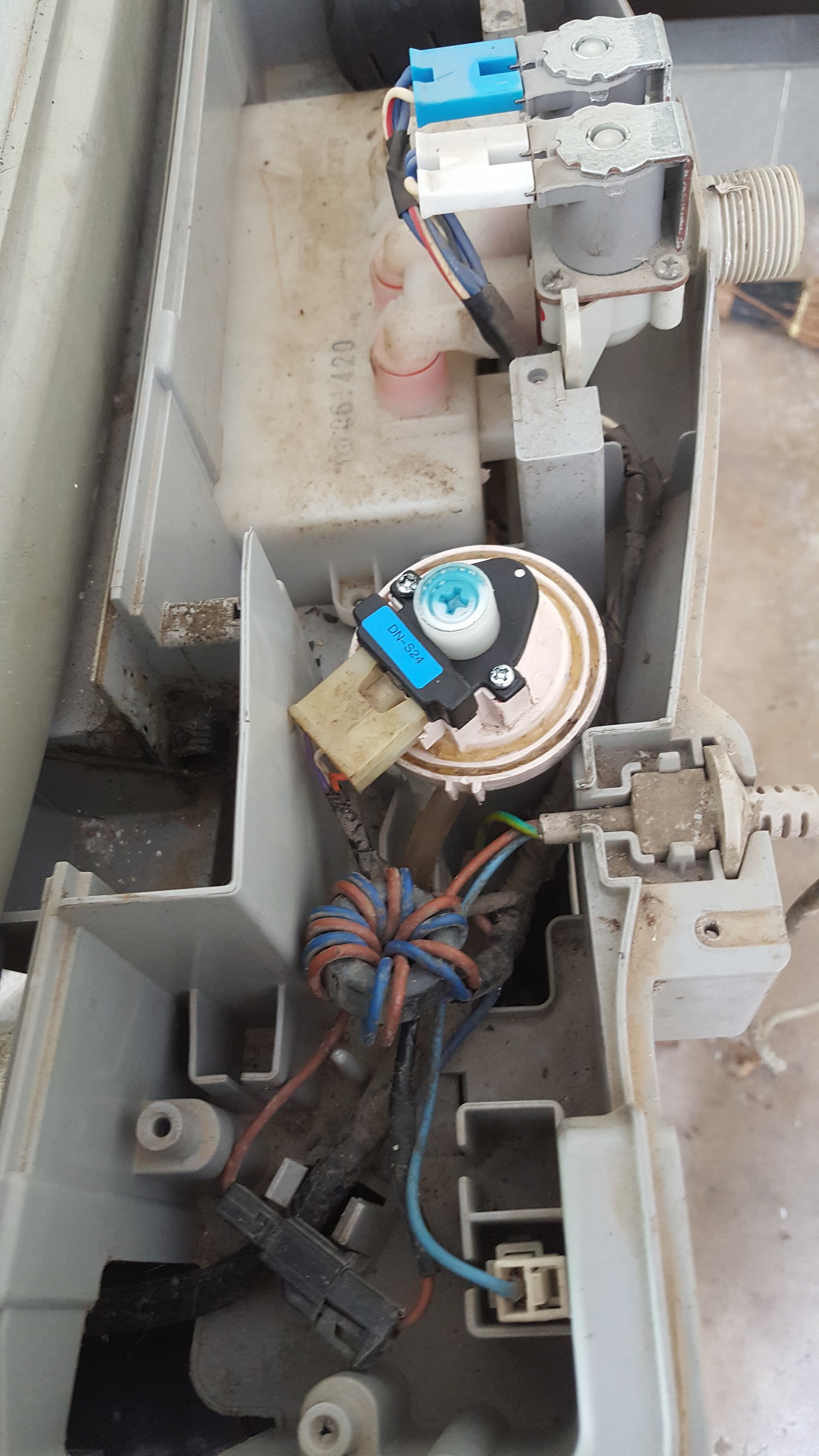 ซ่อมเครื่องซักผ้า ยี่ห้อ LG รุ่น WF-T1255TD อาการน้ำล้นถังซัก