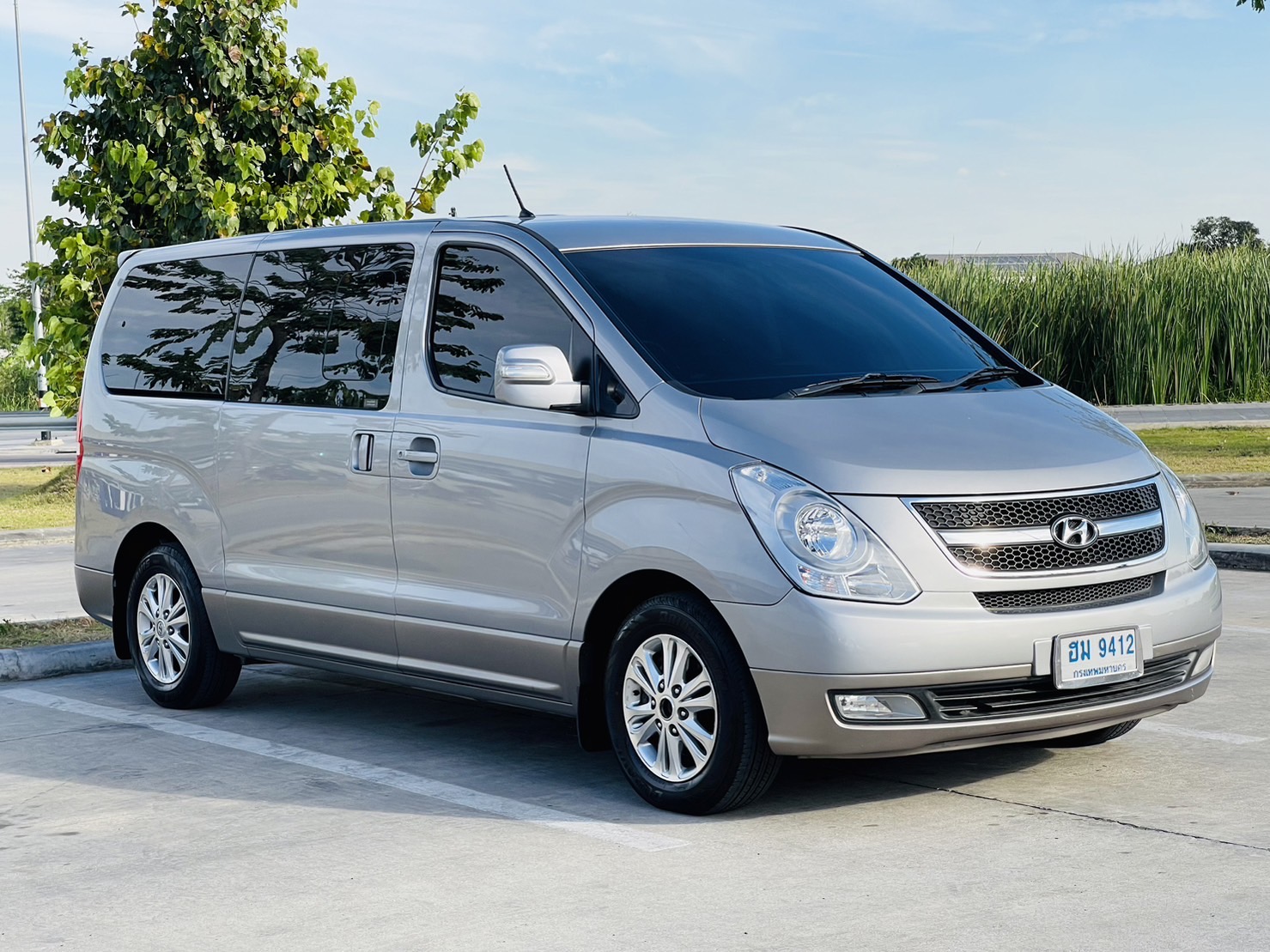 HYUNDAI H-1 2.5 DELUXE TOP สีเทา ปี 2013